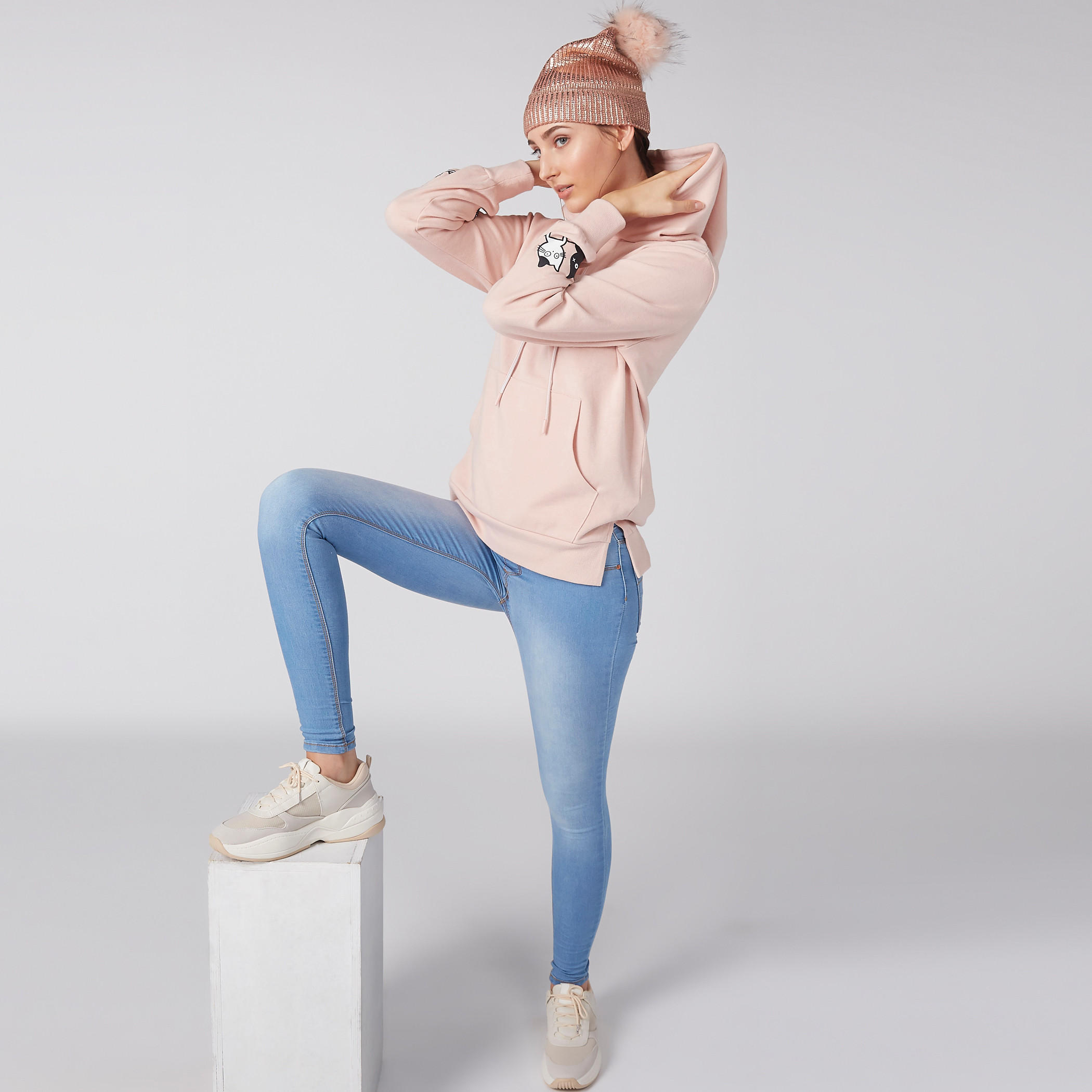سويت شيرت بأكمام طويلة وقبعة وطبعات وجيب كانجارو-women-winterwear-hoodiesandsweatshirts-hoodies-image-2