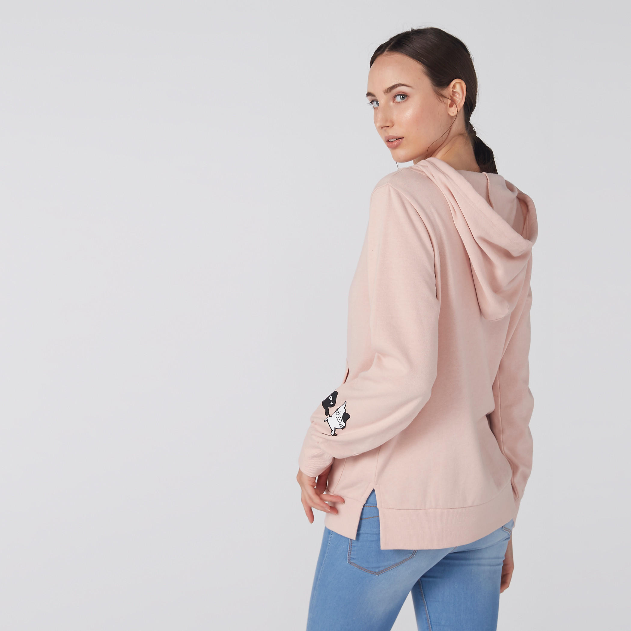 سويت شيرت بأكمام طويلة وقبعة وطبعات وجيب كانجارو-women-winterwear-hoodiesandsweatshirts-hoodies-image-4