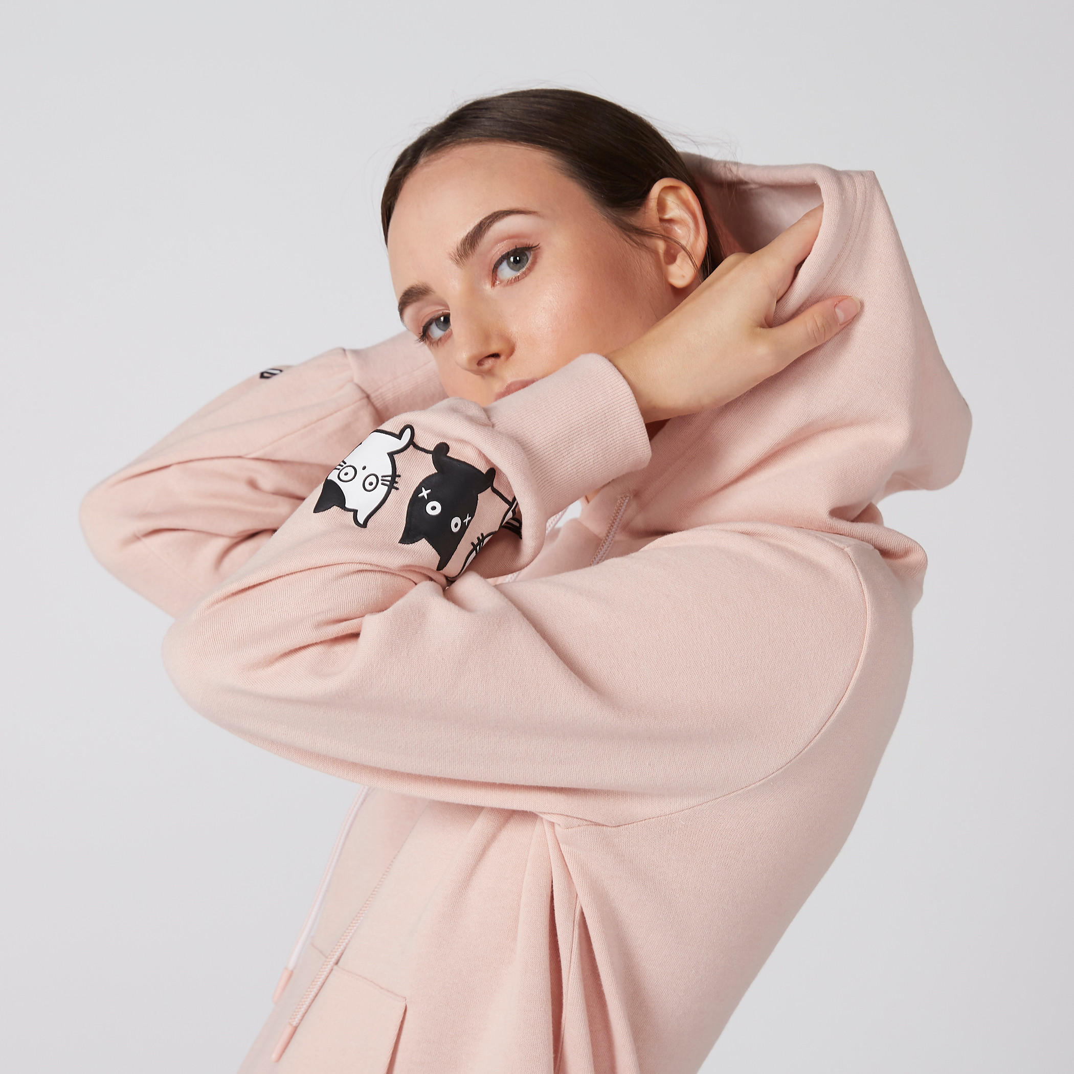 سويت شيرت بأكمام طويلة وقبعة وطبعات وجيب كانجارو-women-winterwear-hoodiesandsweatshirts-hoodies-image-5