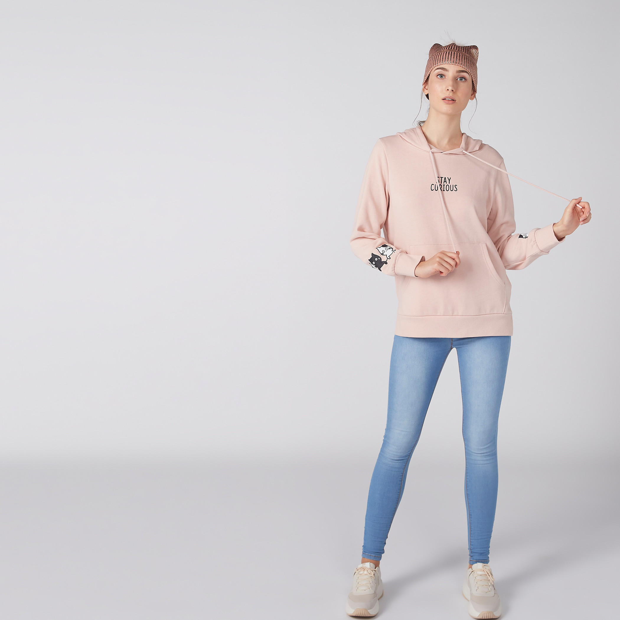 سويت شيرت بأكمام طويلة وقبعة وطبعات وجيب كانجارو-women-winterwear-hoodiesandsweatshirts-hoodies-image-6