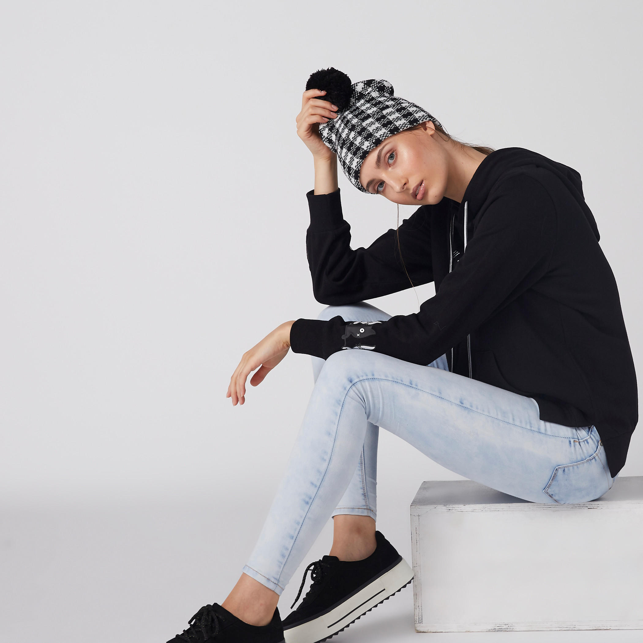 سويت شيرت بقبعة وأكمام طويلة وطبعات-women-winterwear-hoodiesandsweatshirts-hoodies-image-1