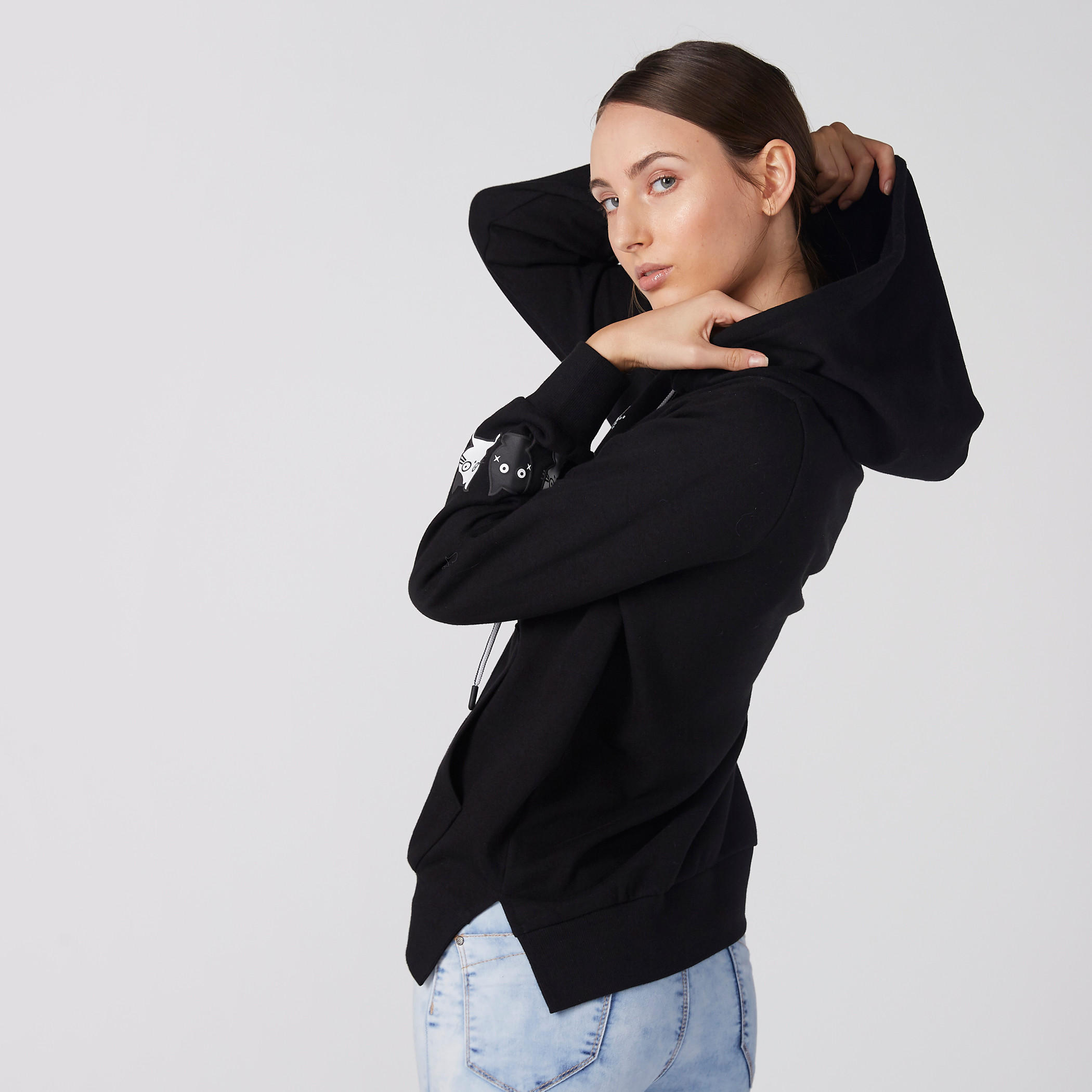 سويت شيرت بقبعة وأكمام طويلة وطبعات-women-winterwear-hoodiesandsweatshirts-hoodies-image-2