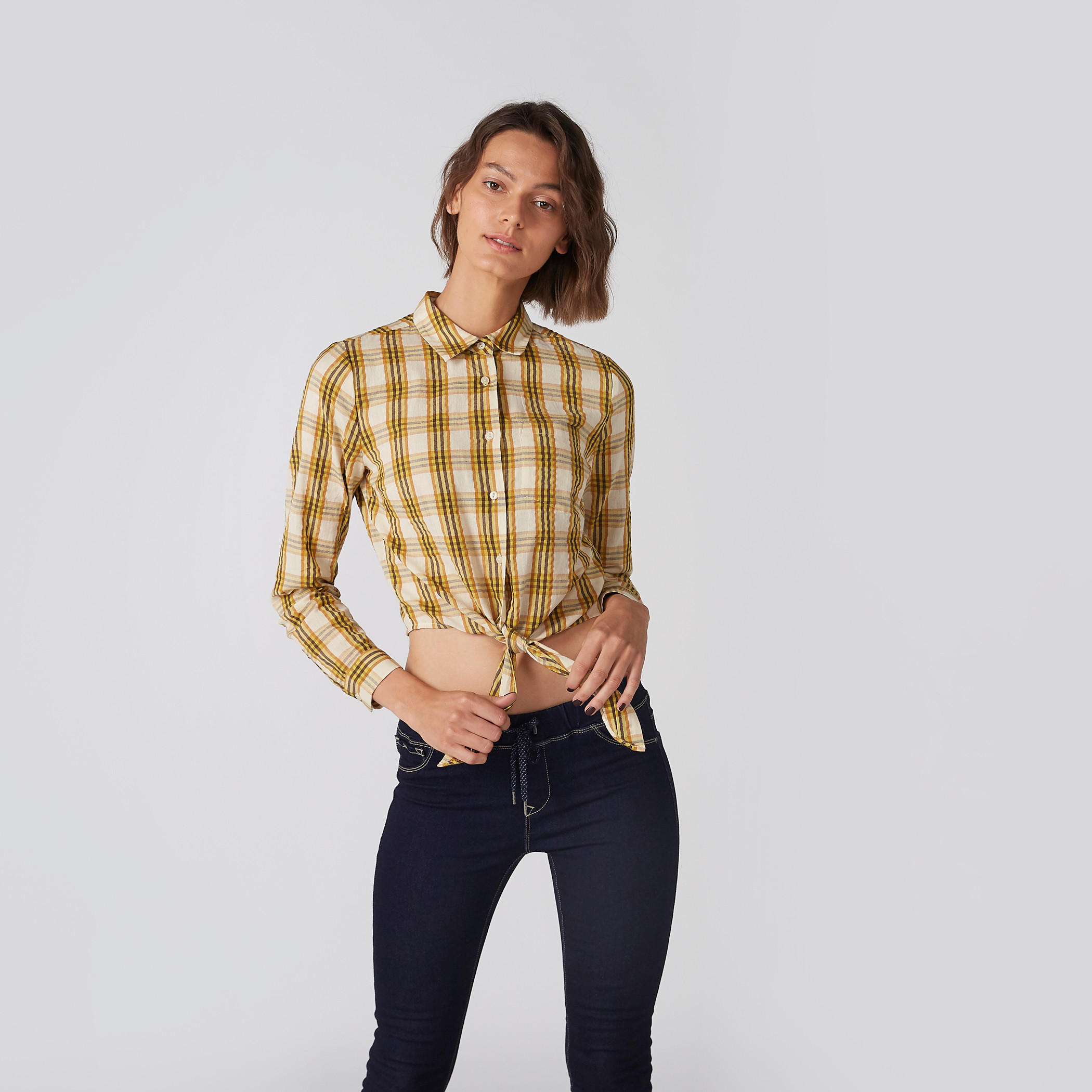 بلوزة قصيرة كاروهات بأكمام طويلة وتفاصيل معقودة-women-clothing-shirtsandblouses-blouses-image-1