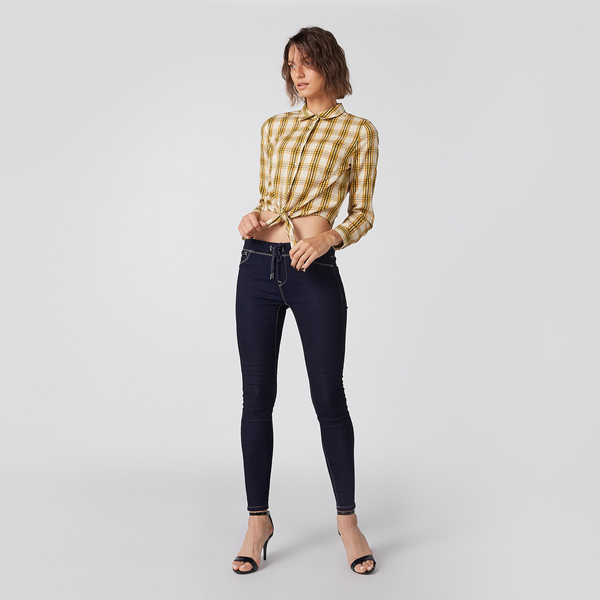 بلوزة قصيرة كاروهات بأكمام طويلة وتفاصيل معقودة-women-clothing-shirtsandblouses-blouses-image-2