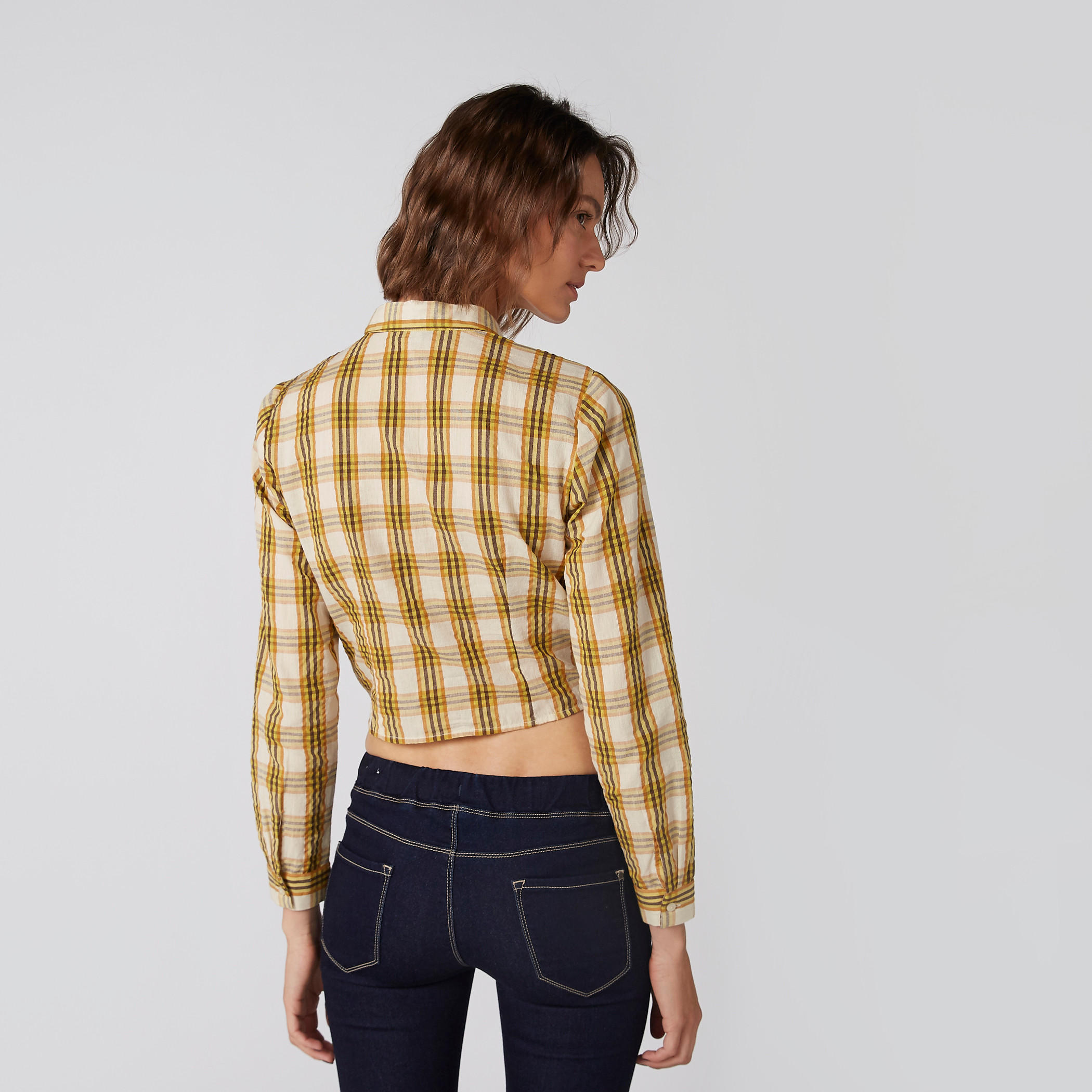 بلوزة قصيرة كاروهات بأكمام طويلة وتفاصيل معقودة-women-clothing-shirtsandblouses-blouses-image-3