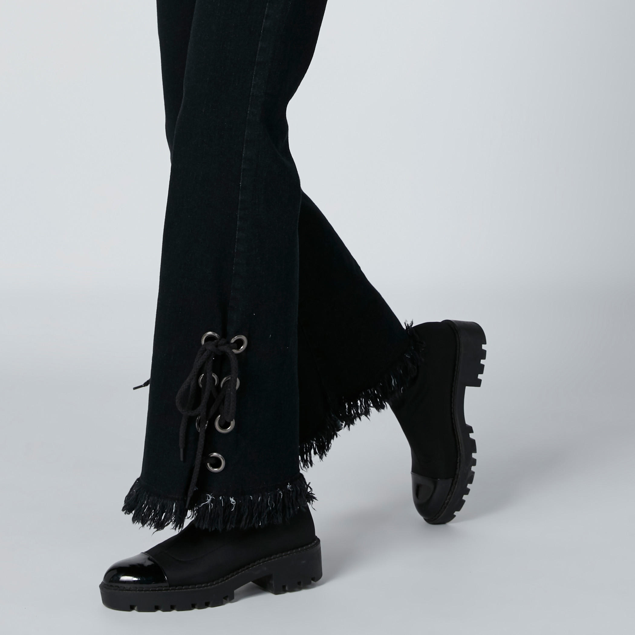 جينز بجيوب بقصّة تلائم الأحذية الطويلة وحلقات حزام-women-clothing-bottoms-jeans-image-4