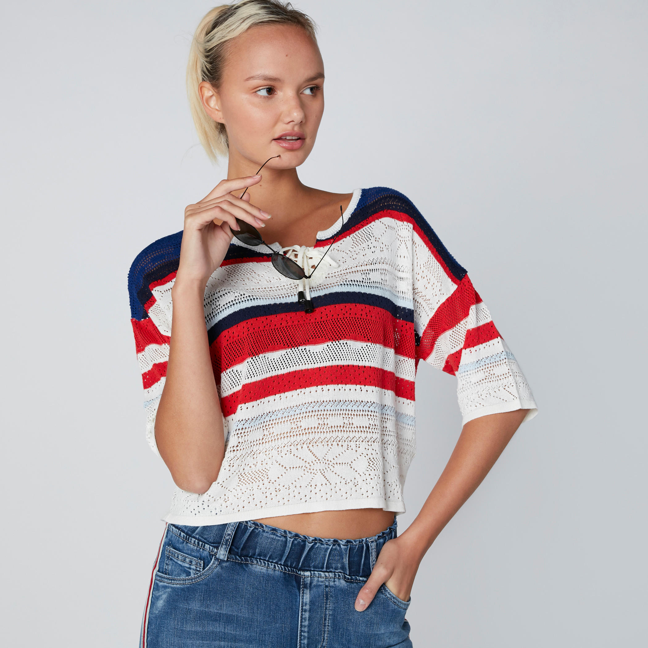 بلوزة قصيرة بأكتاف منسدلة ورباط-women-clothing-tshirts-image-1