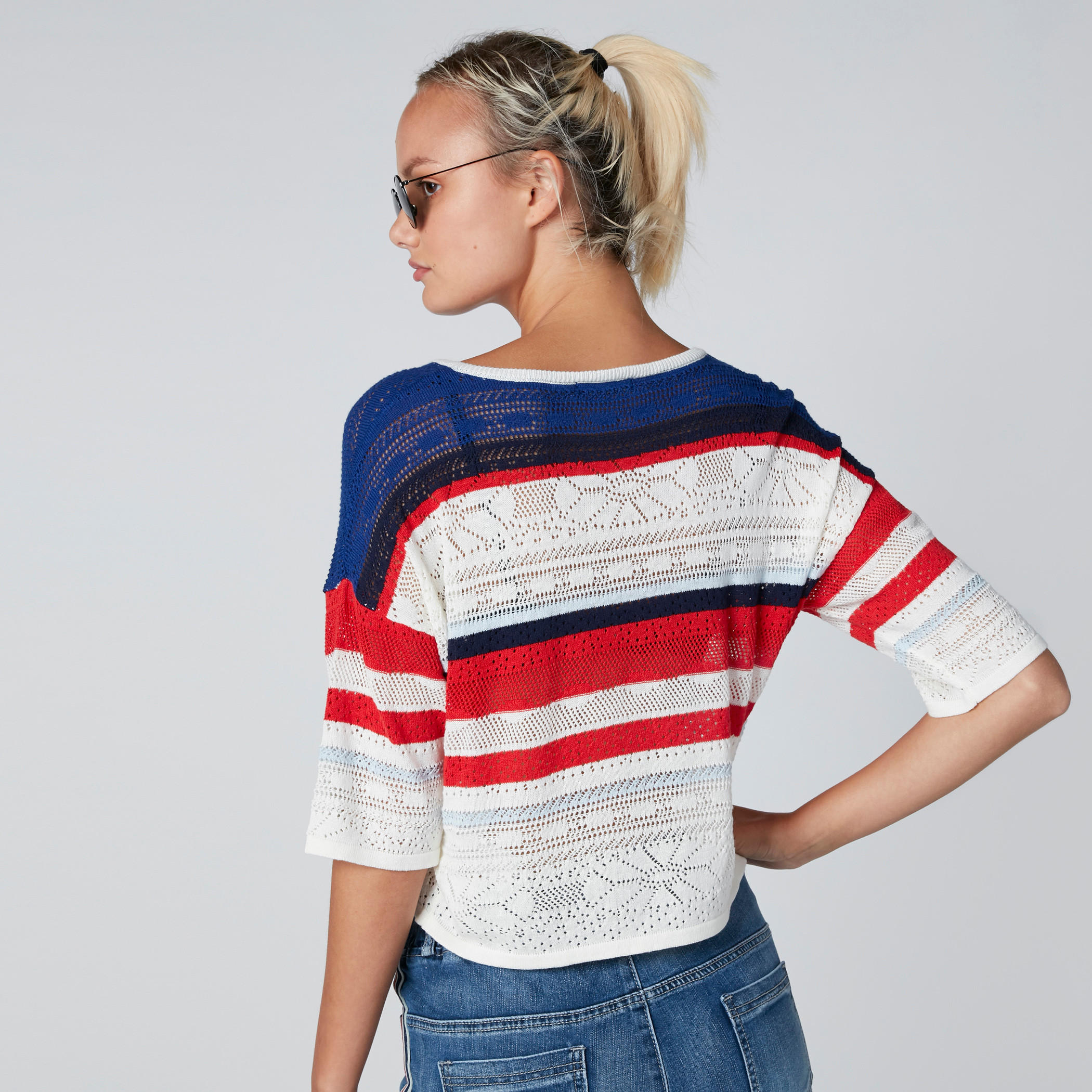 بلوزة قصيرة بأكتاف منسدلة ورباط-women-clothing-tshirts-image-2