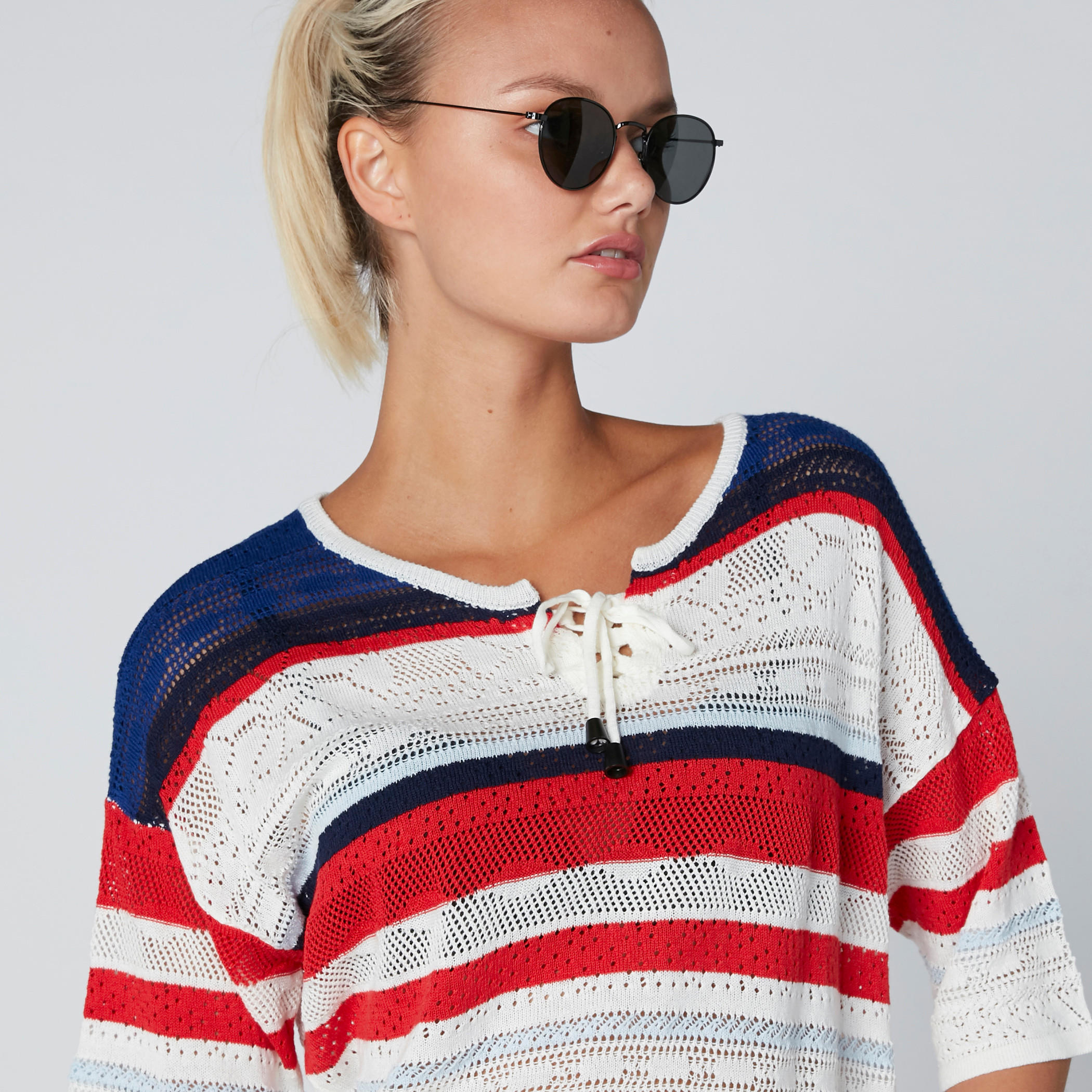 بلوزة قصيرة بأكتاف منسدلة ورباط-women-clothing-tshirts-image-3