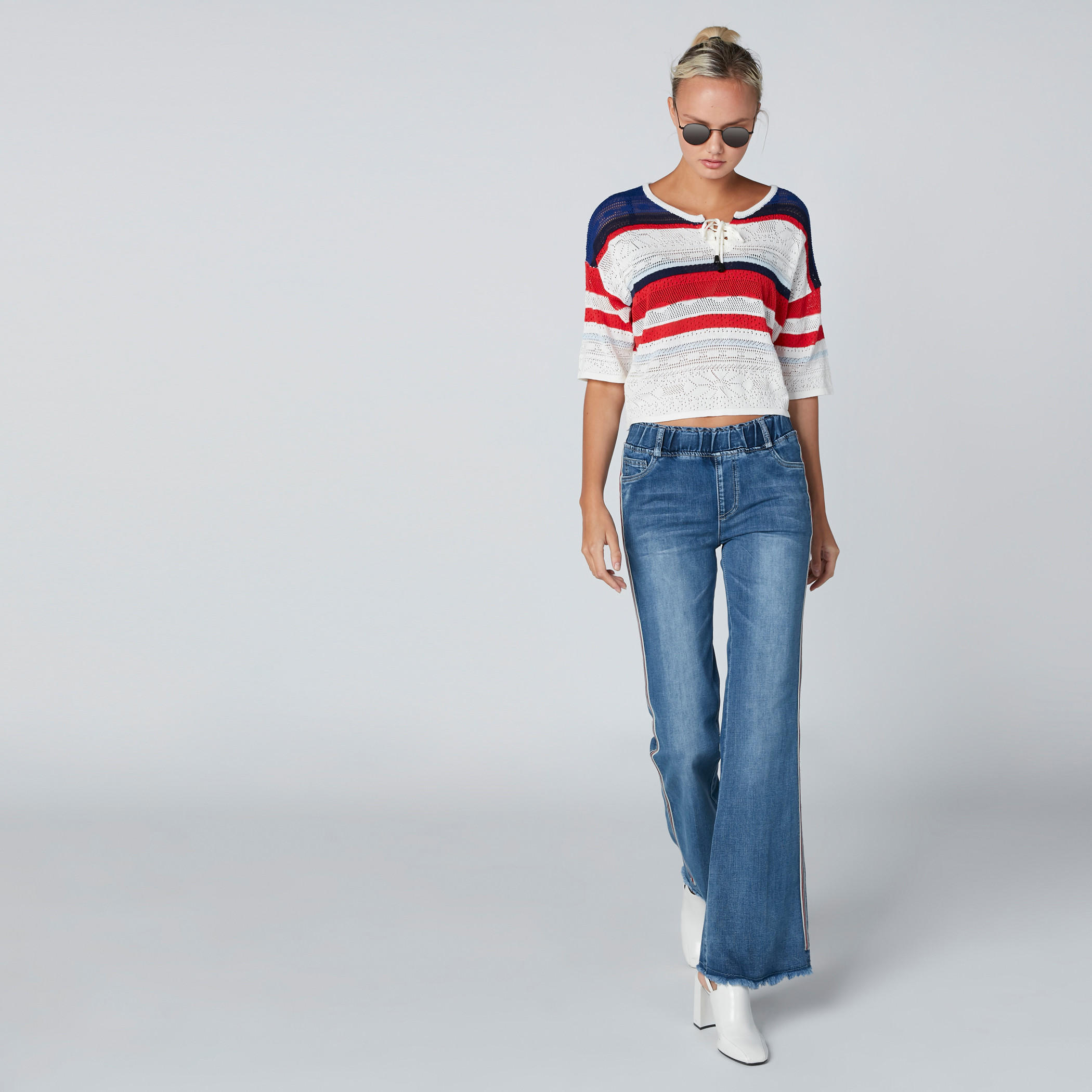 بلوزة قصيرة بأكتاف منسدلة ورباط-women-clothing-tshirts-image-4