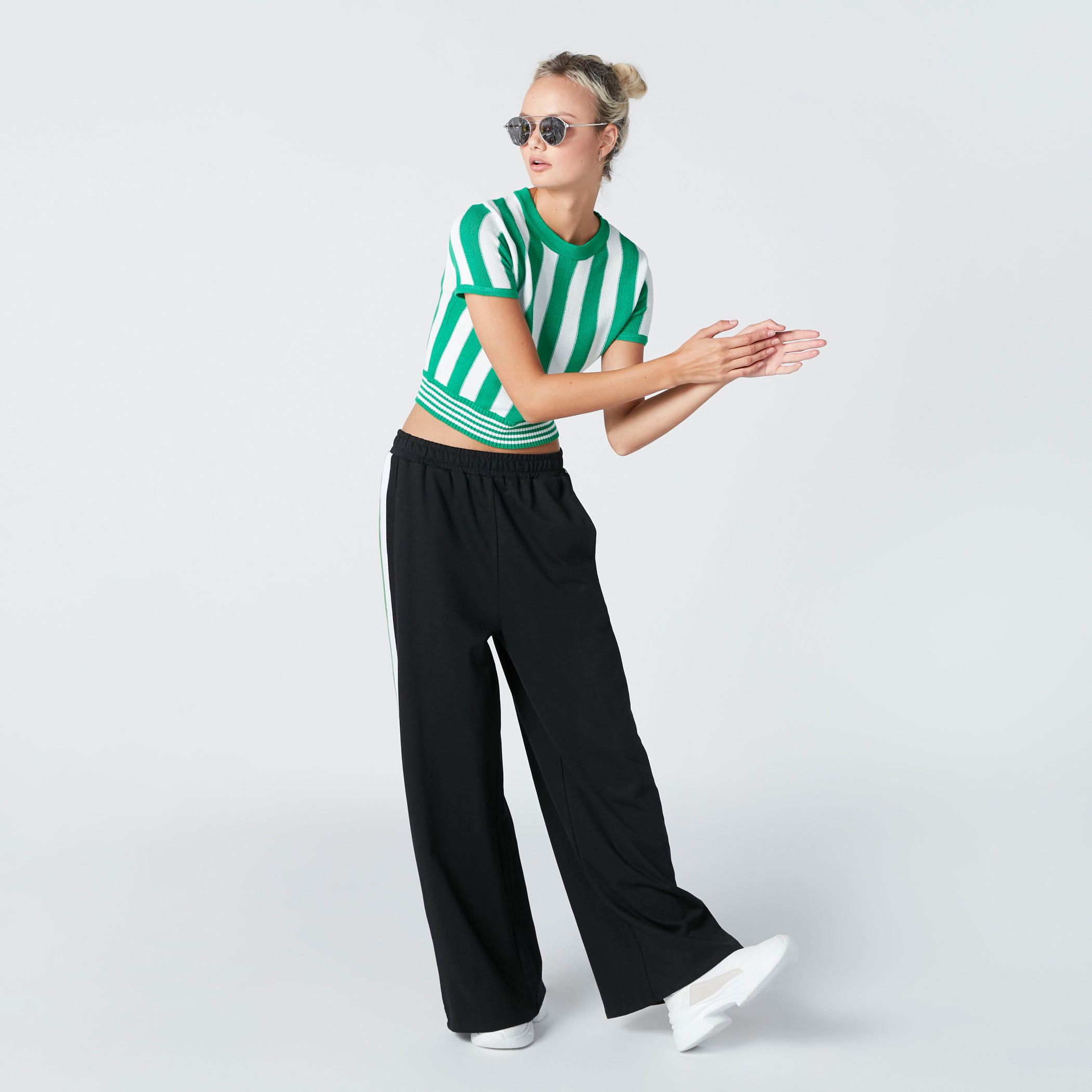 بلوزة قصيرة مقلّمة بياقة مستديرة وأكمام قصيرة-women-clothing-shirtsandblouses-blouses-image-4