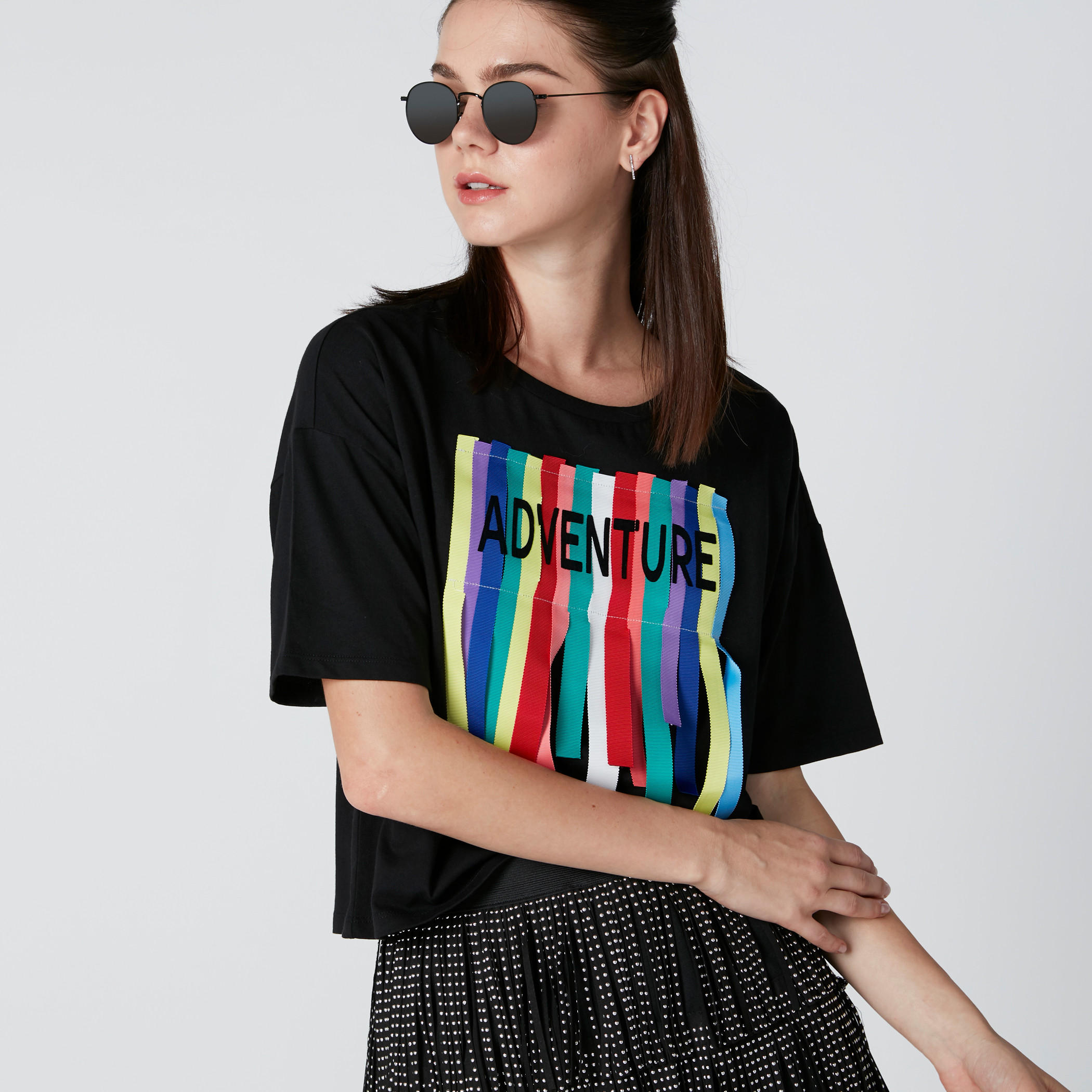 تيشيرت بياقة مستديرة وأكتاف منسدلة وتزيينات مقلّمة-women-clothing-tshirts-image-1