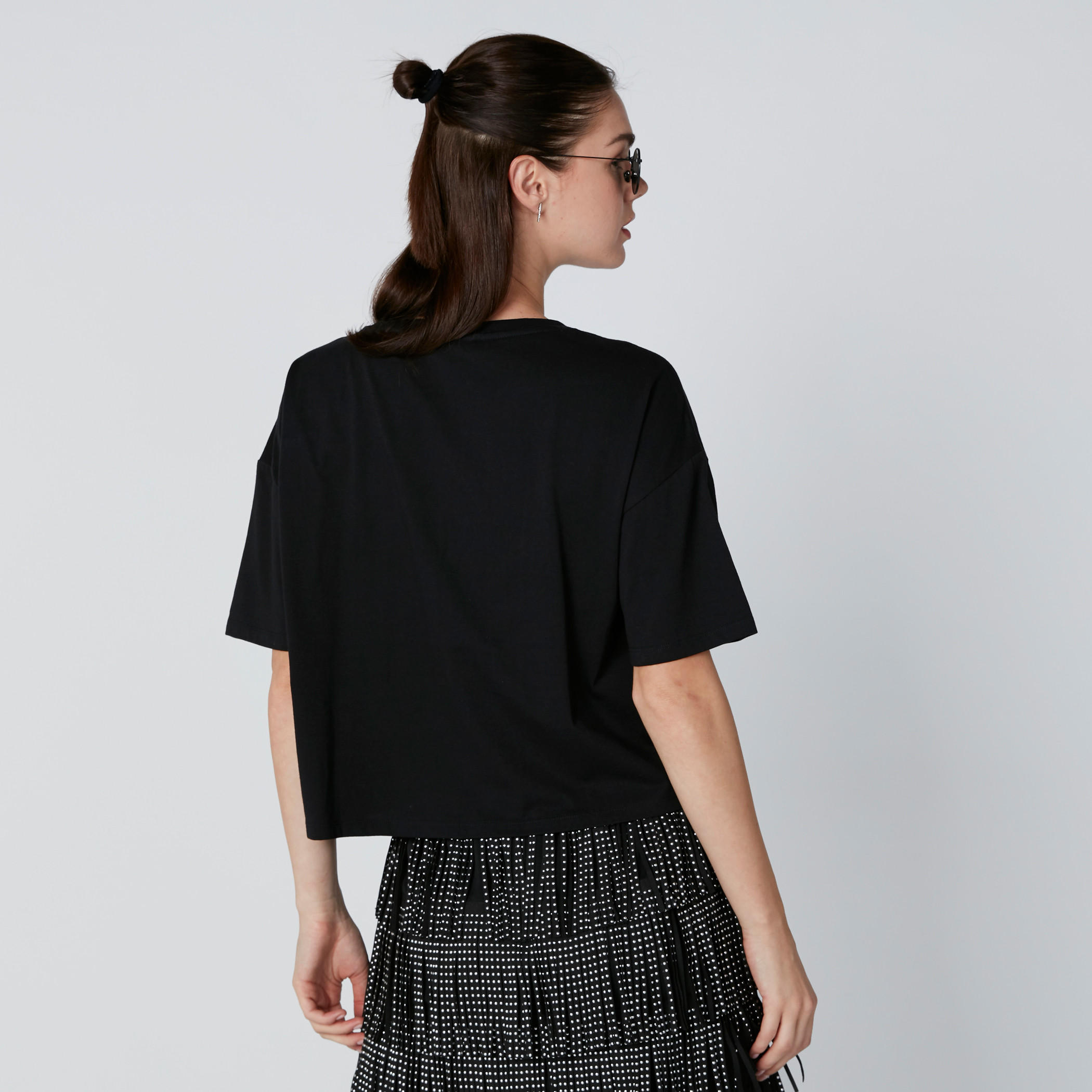 تيشيرت بياقة مستديرة وأكتاف منسدلة وتزيينات مقلّمة-women-clothing-tshirts-image-2