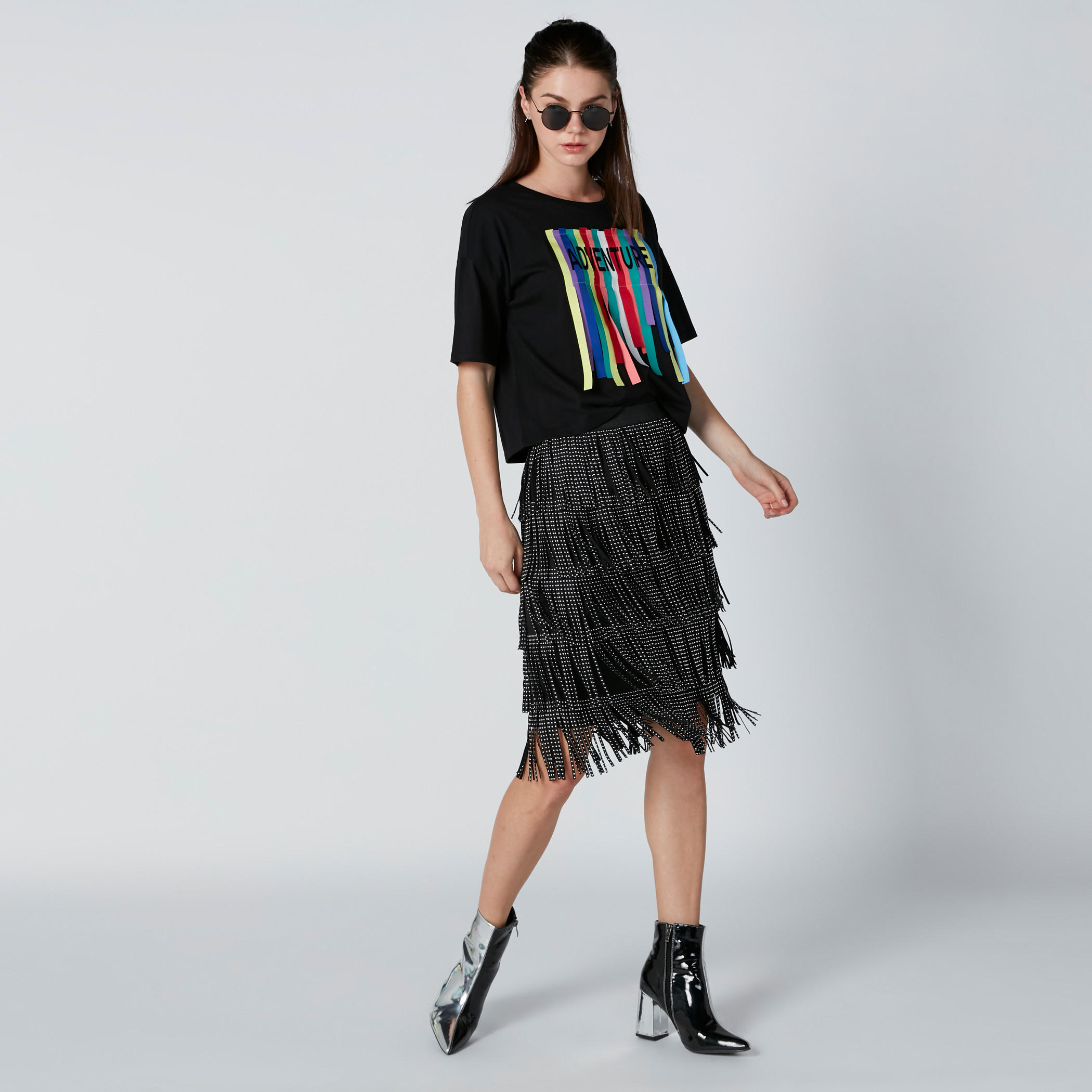 تيشيرت بياقة مستديرة وأكتاف منسدلة وتزيينات مقلّمة-women-clothing-tshirts-image-3