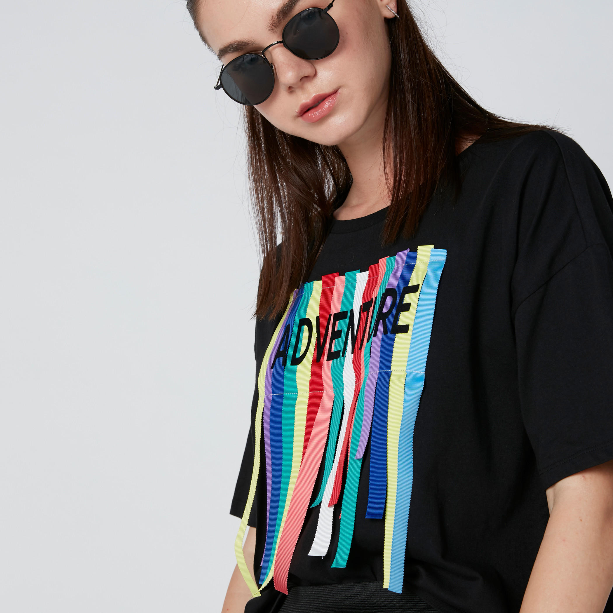 تيشيرت بياقة مستديرة وأكتاف منسدلة وتزيينات مقلّمة-women-clothing-tshirts-image-4