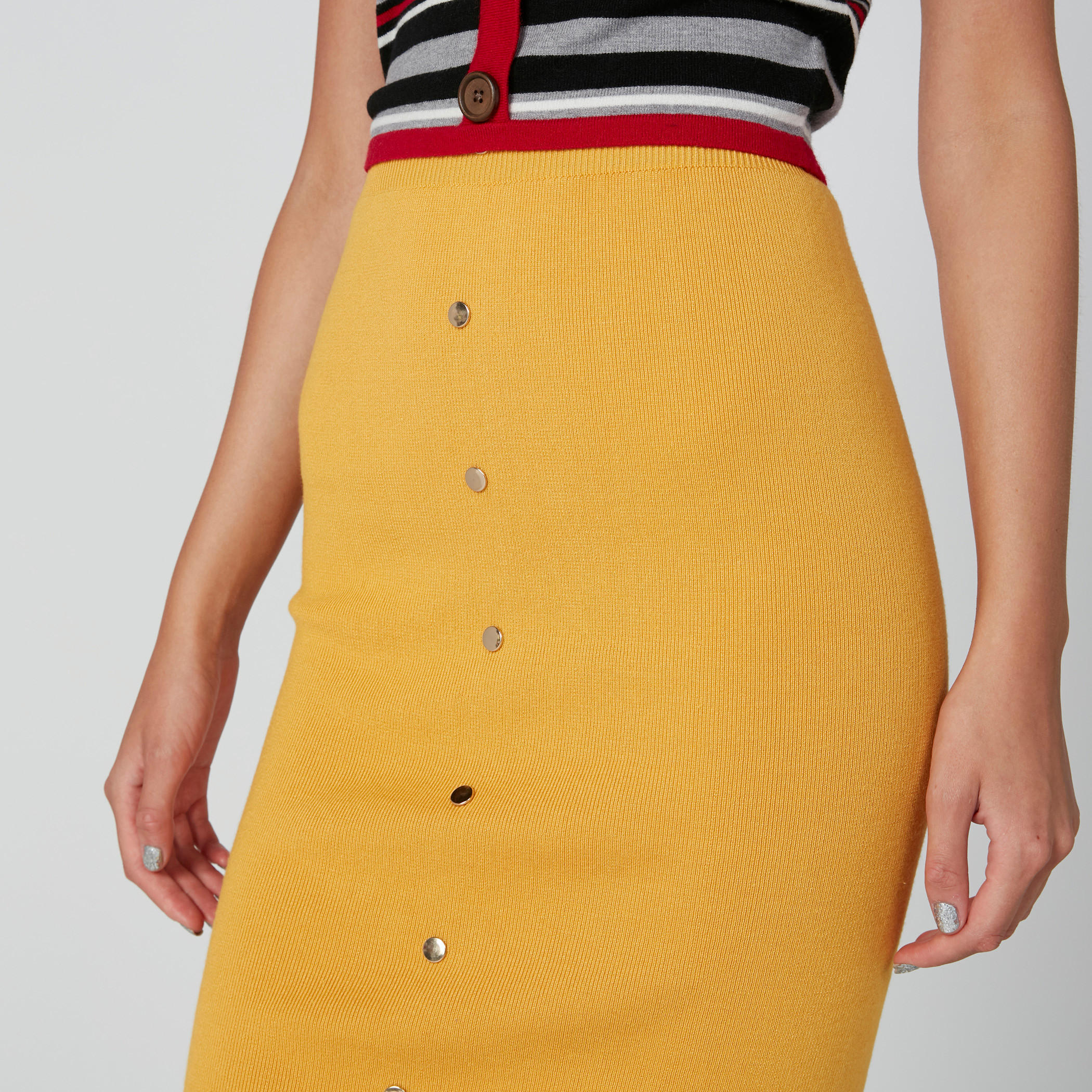تنورة متوسطة الطول بقصّة ضيّقة وأزرار-women-clothing-bottoms-skirts-image-12