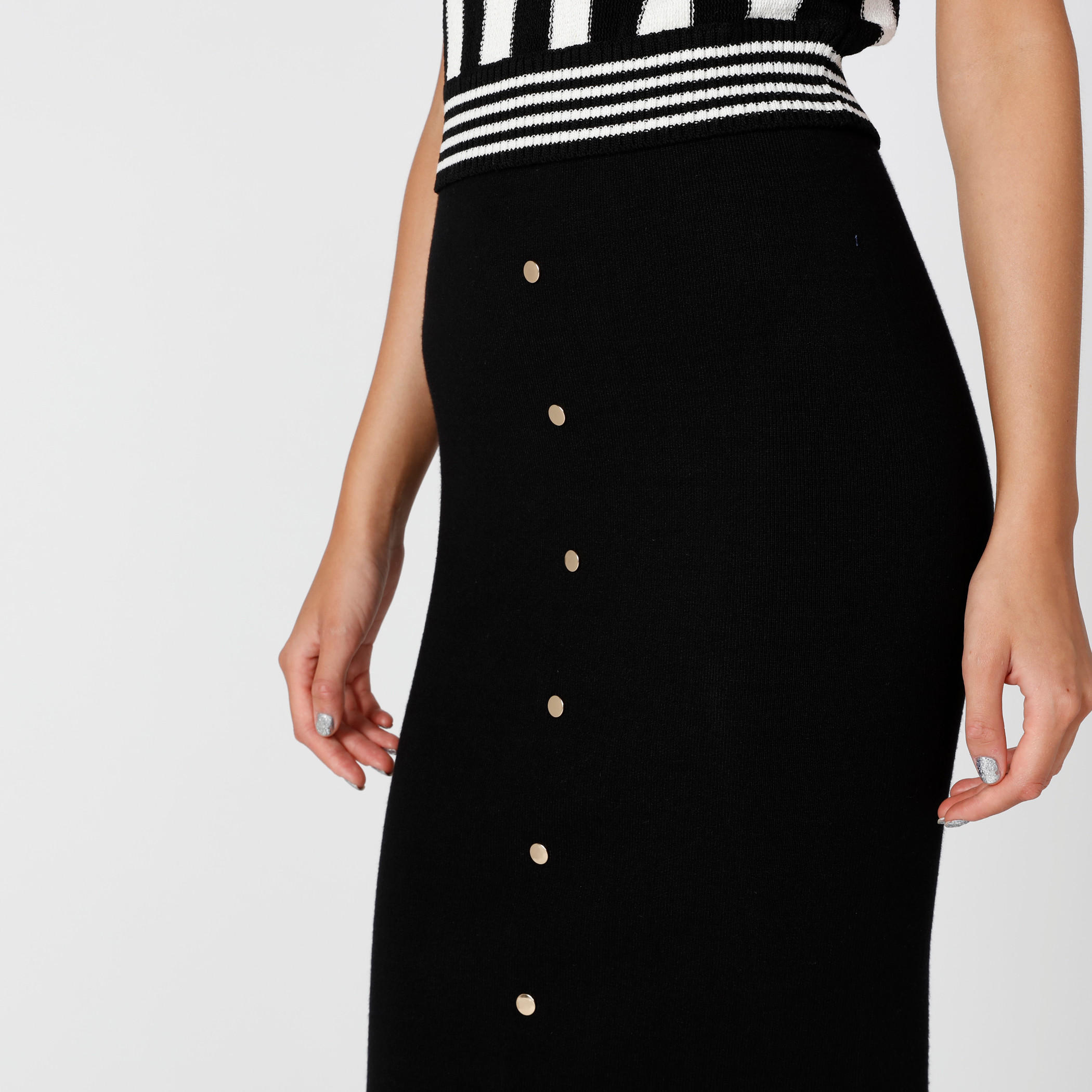 تنورة متوسطة الطول بقصّة ضيّقة وأزرار-women-clothing-bottoms-skirts-image-5