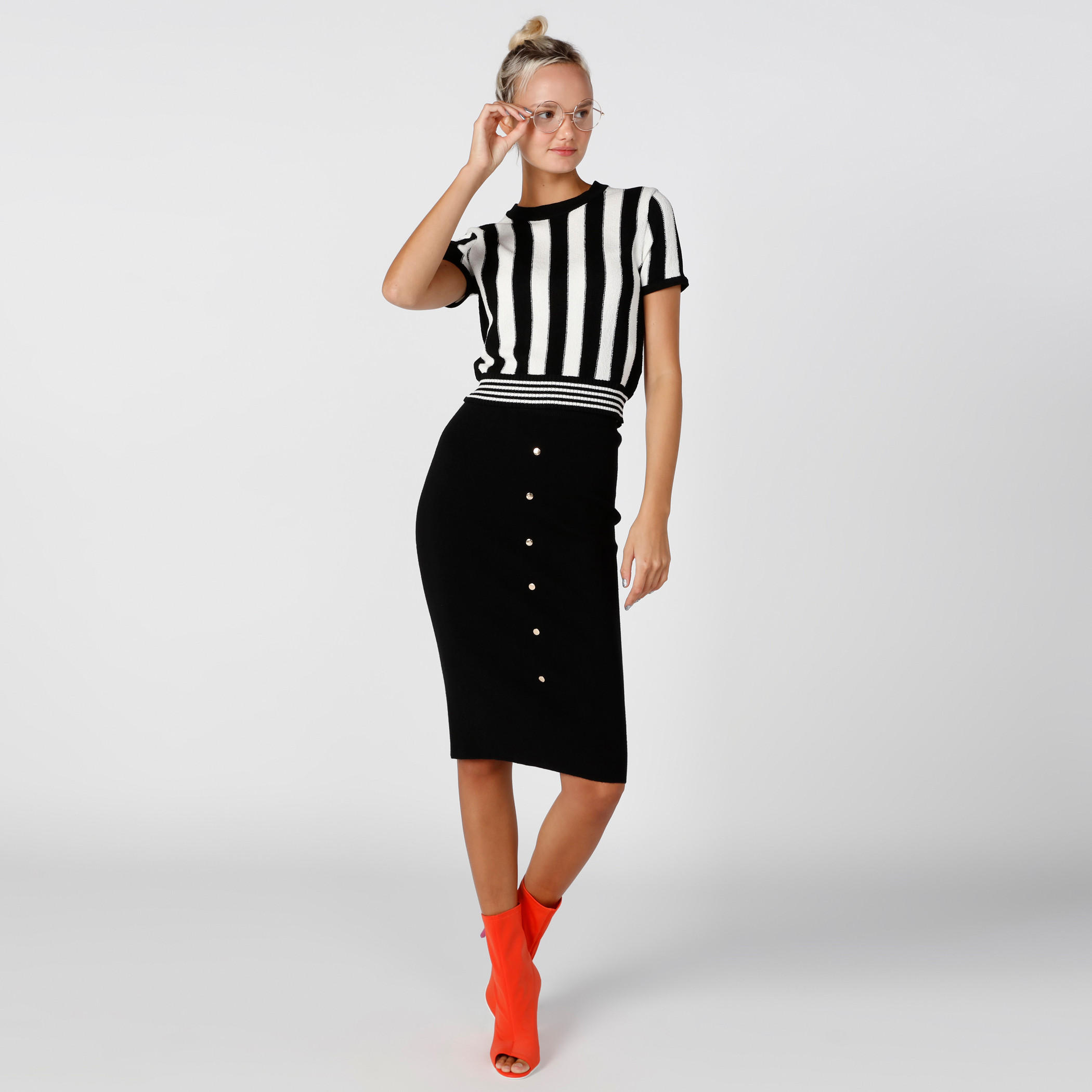 تنورة متوسطة الطول بقصّة ضيّقة وأزرار-women-clothing-bottoms-skirts-image-7