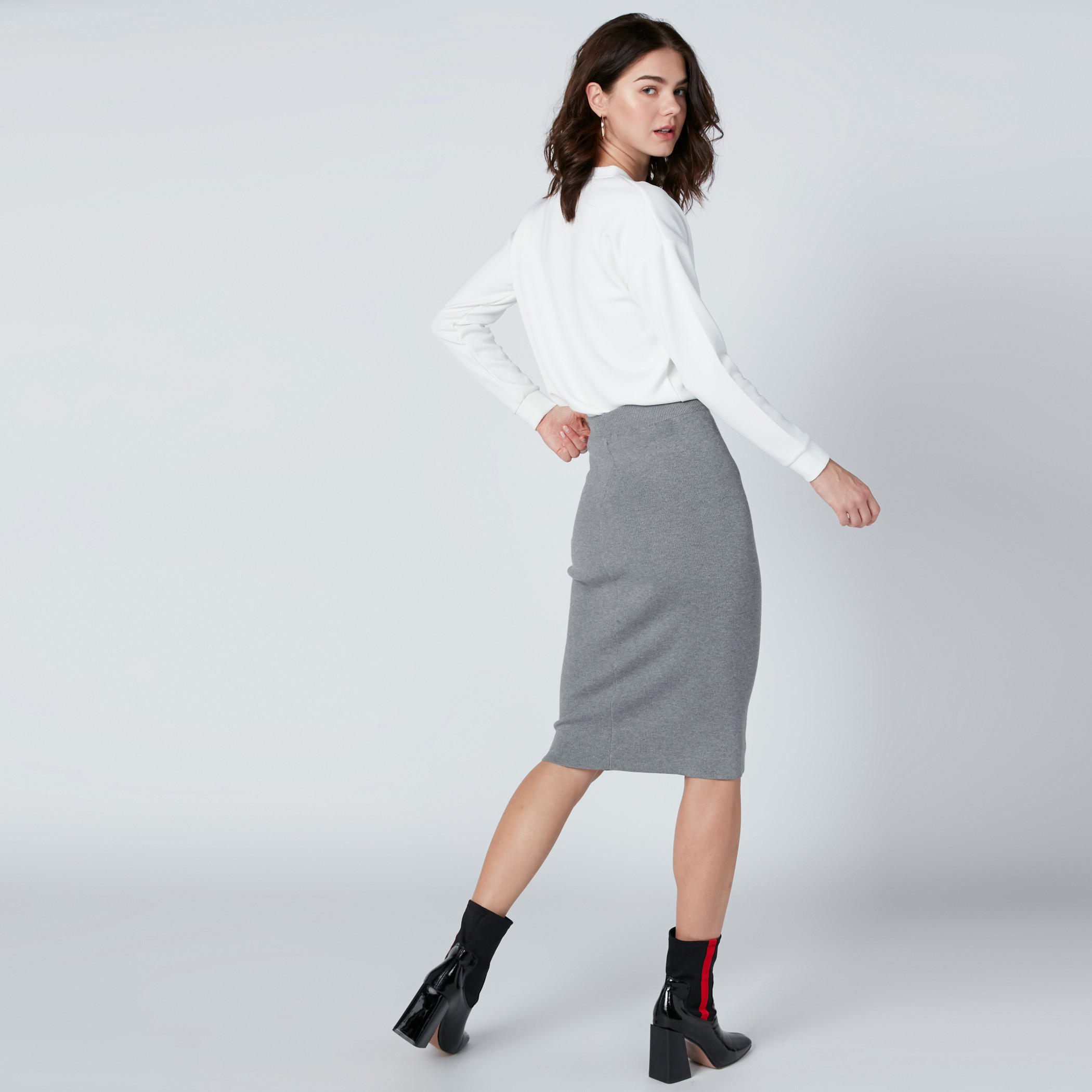تنورة متوسطة الطول بقصّة ضيّقة وأزرار-women-clothing-bottoms-skirts-image-4