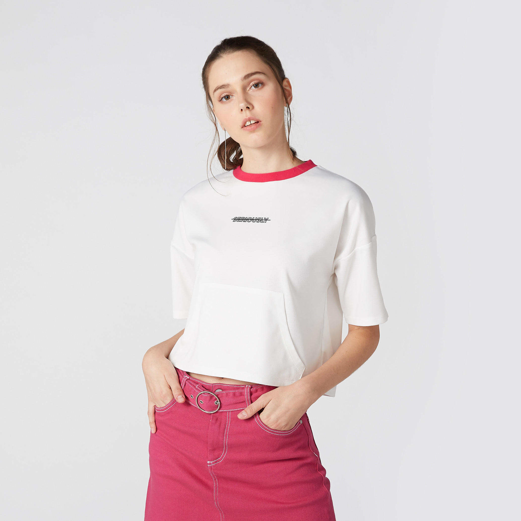 بلوزة قصيرة بأكتاف منسدلة وطبعات جرافيك-women-clothing-tshirts-image-4