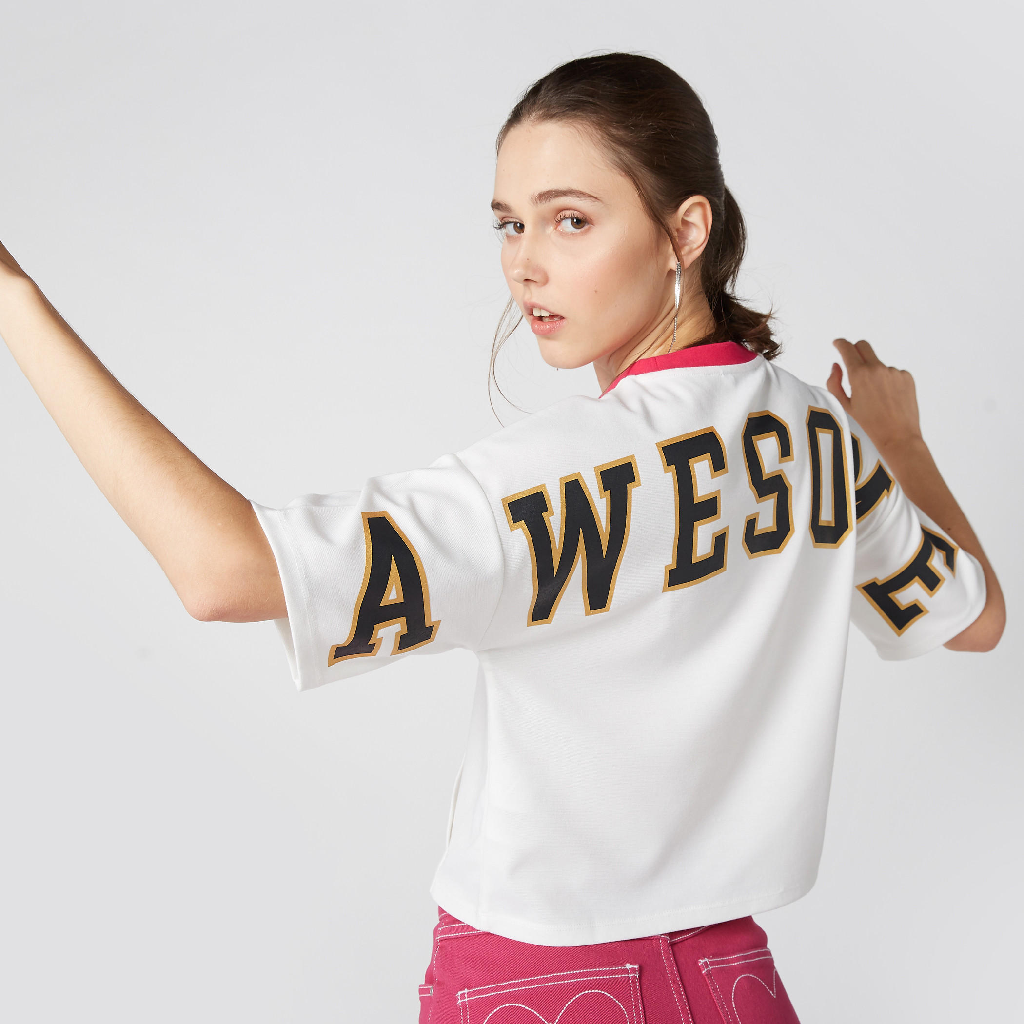 بلوزة قصيرة بأكتاف منسدلة وطبعات جرافيك-women-clothing-tshirts-image-2