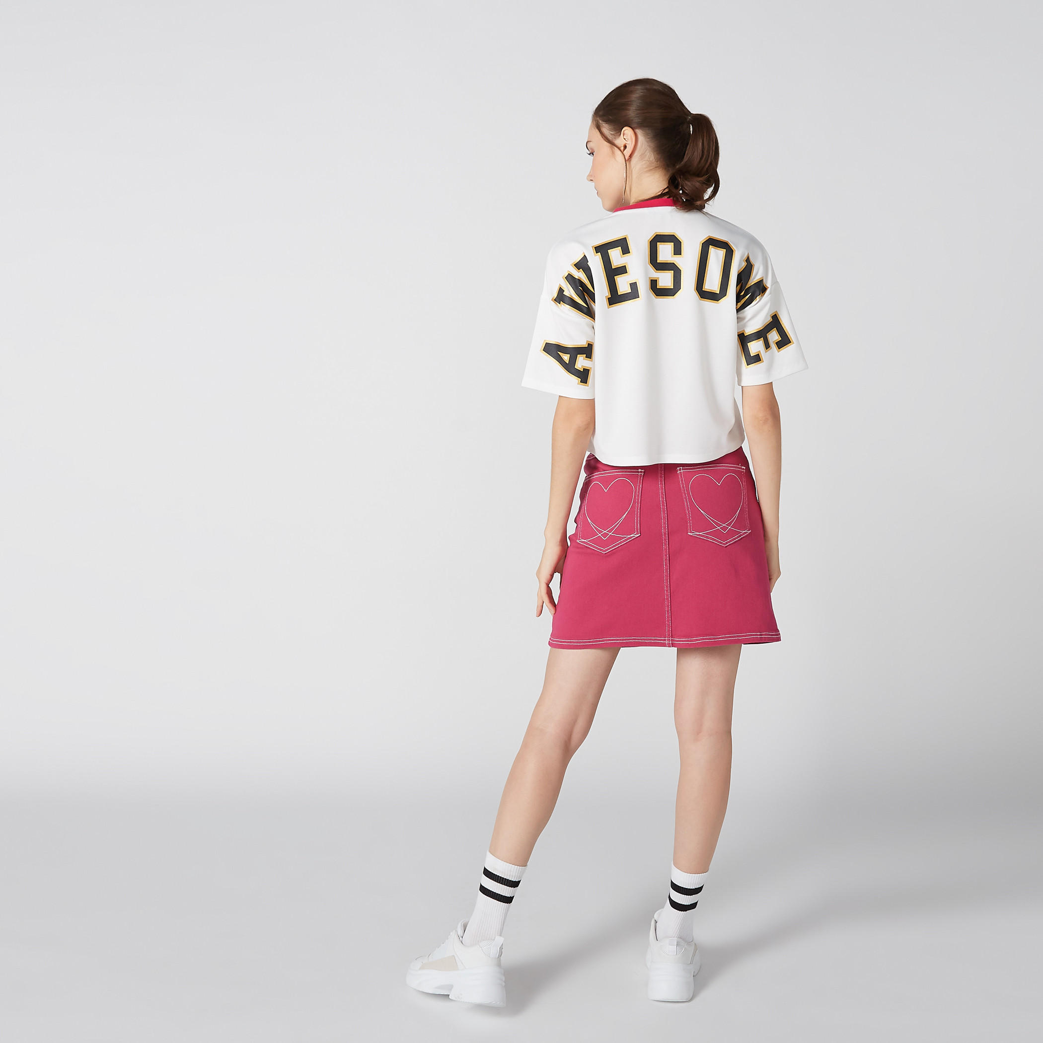 بلوزة قصيرة بأكتاف منسدلة وطبعات جرافيك-women-clothing-tshirts-image-1