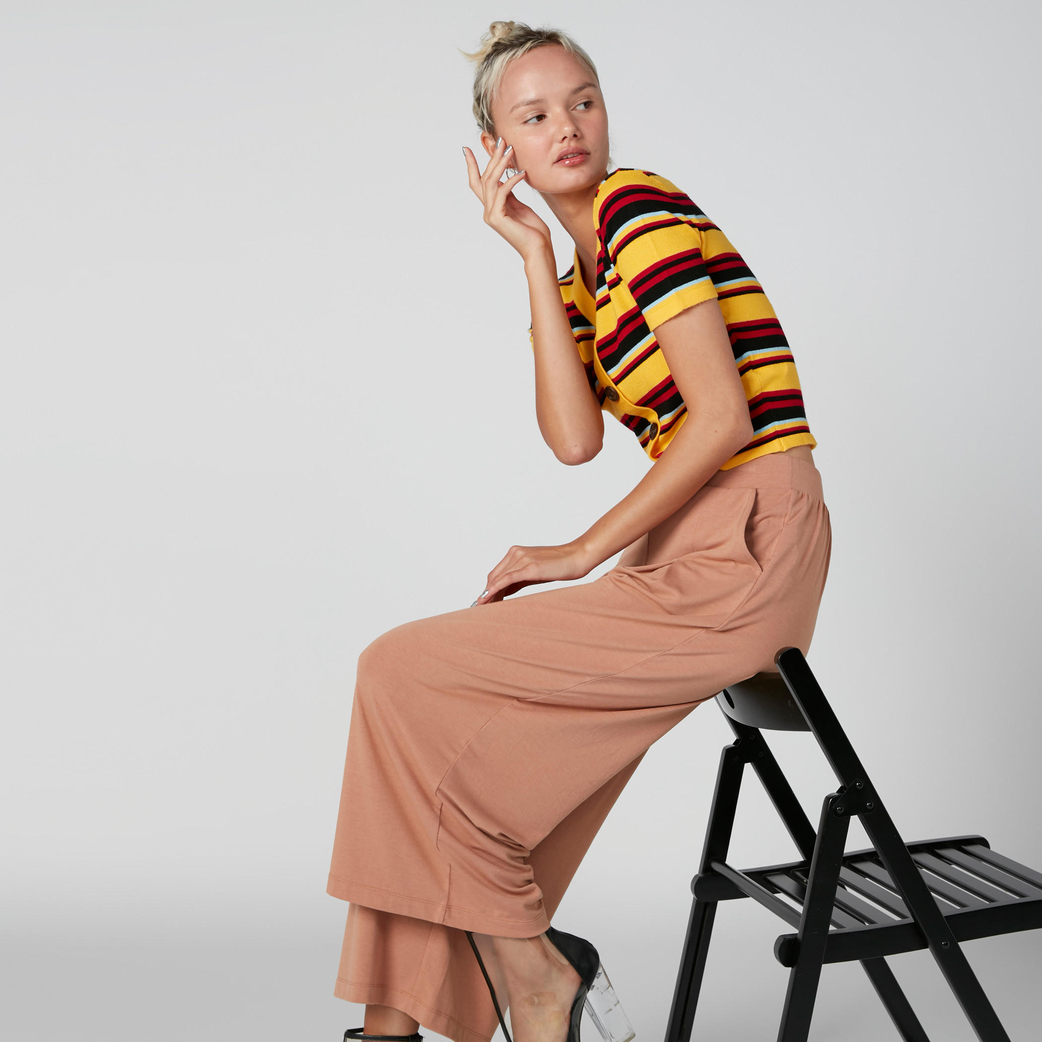 توب قصير مقلّم وياقة V وأكمام قصيرة-women-clothing-tshirts-image-2