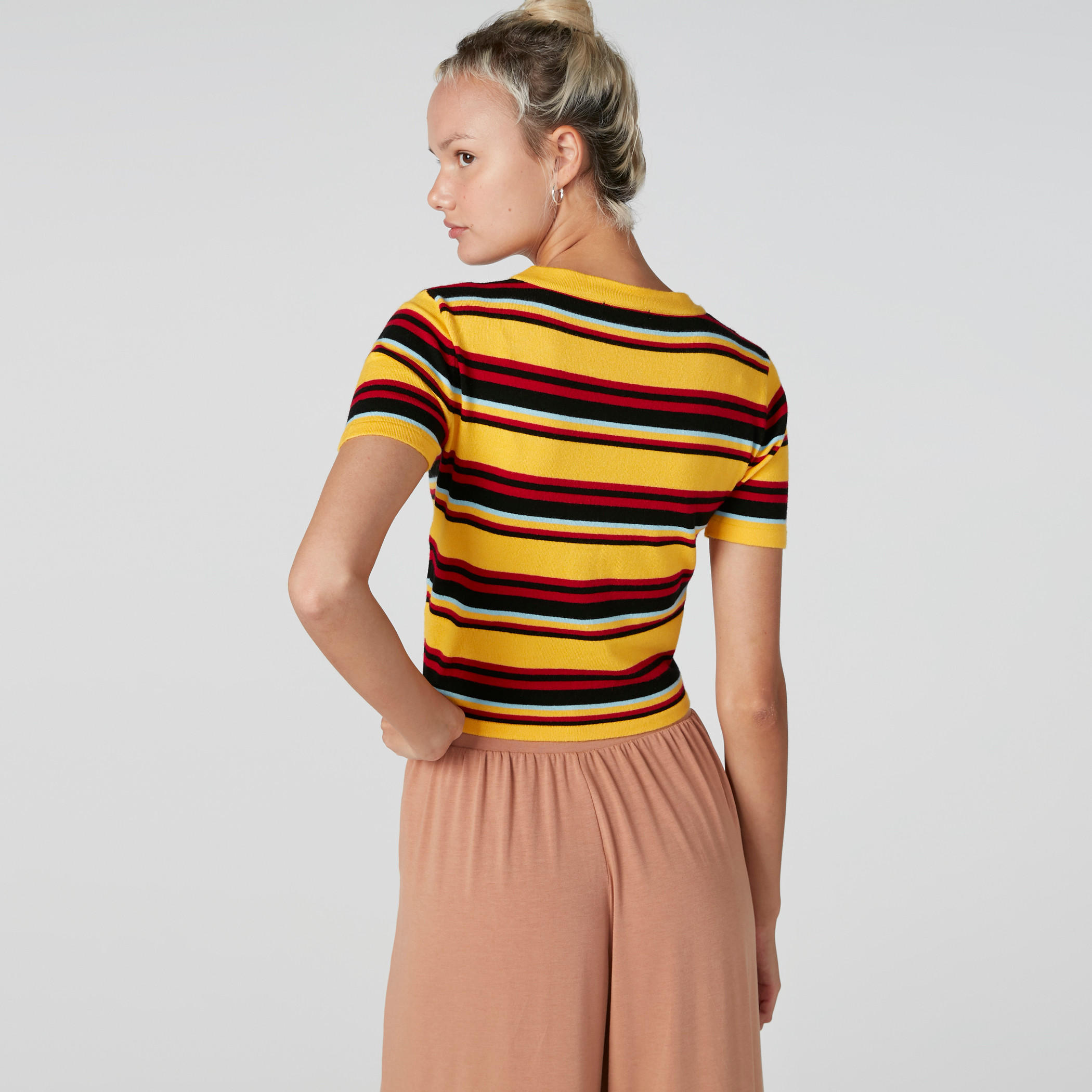 توب قصير مقلّم وياقة V وأكمام قصيرة-women-clothing-tshirts-image-3