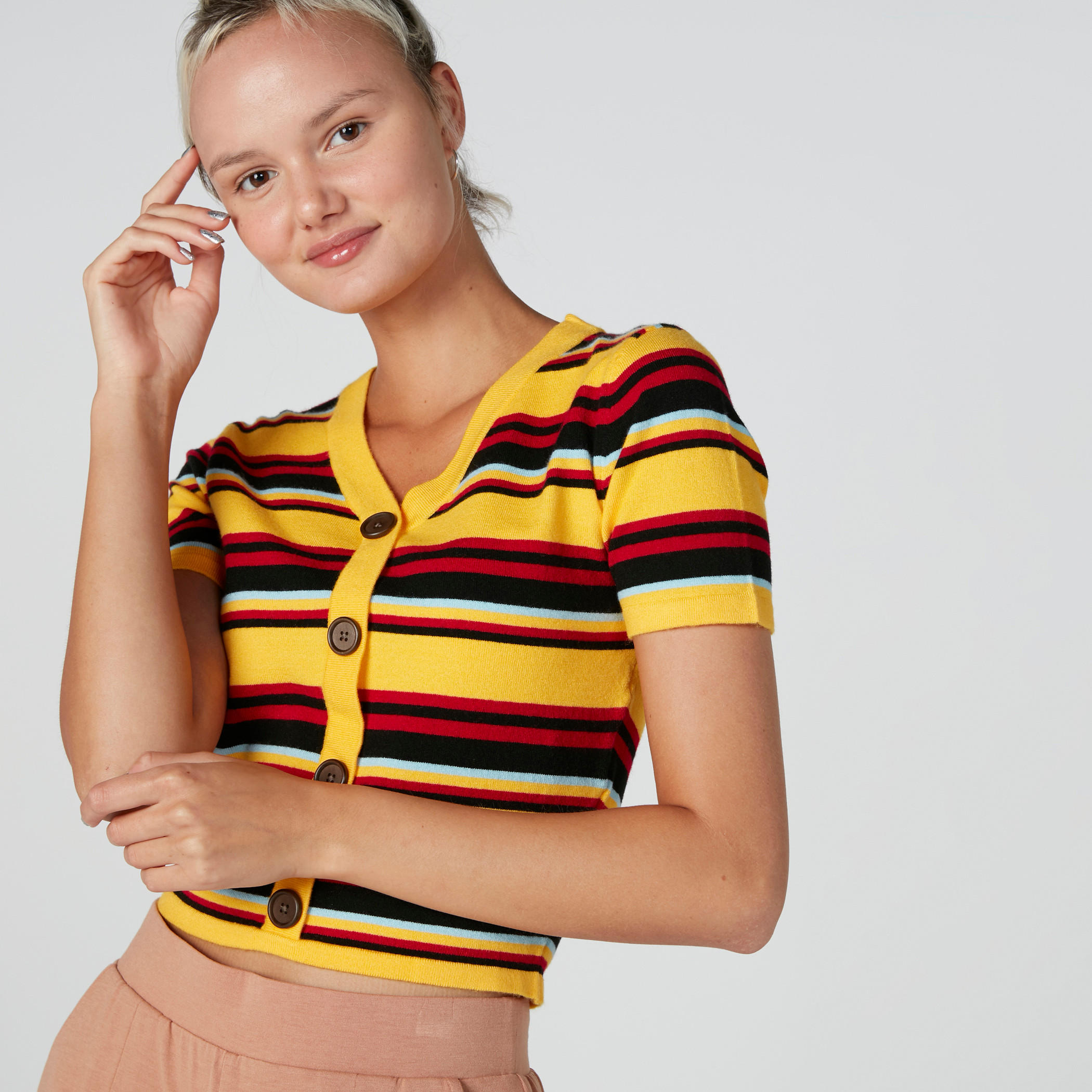 توب قصير مقلّم وياقة V وأكمام قصيرة-women-clothing-tshirts-image-1