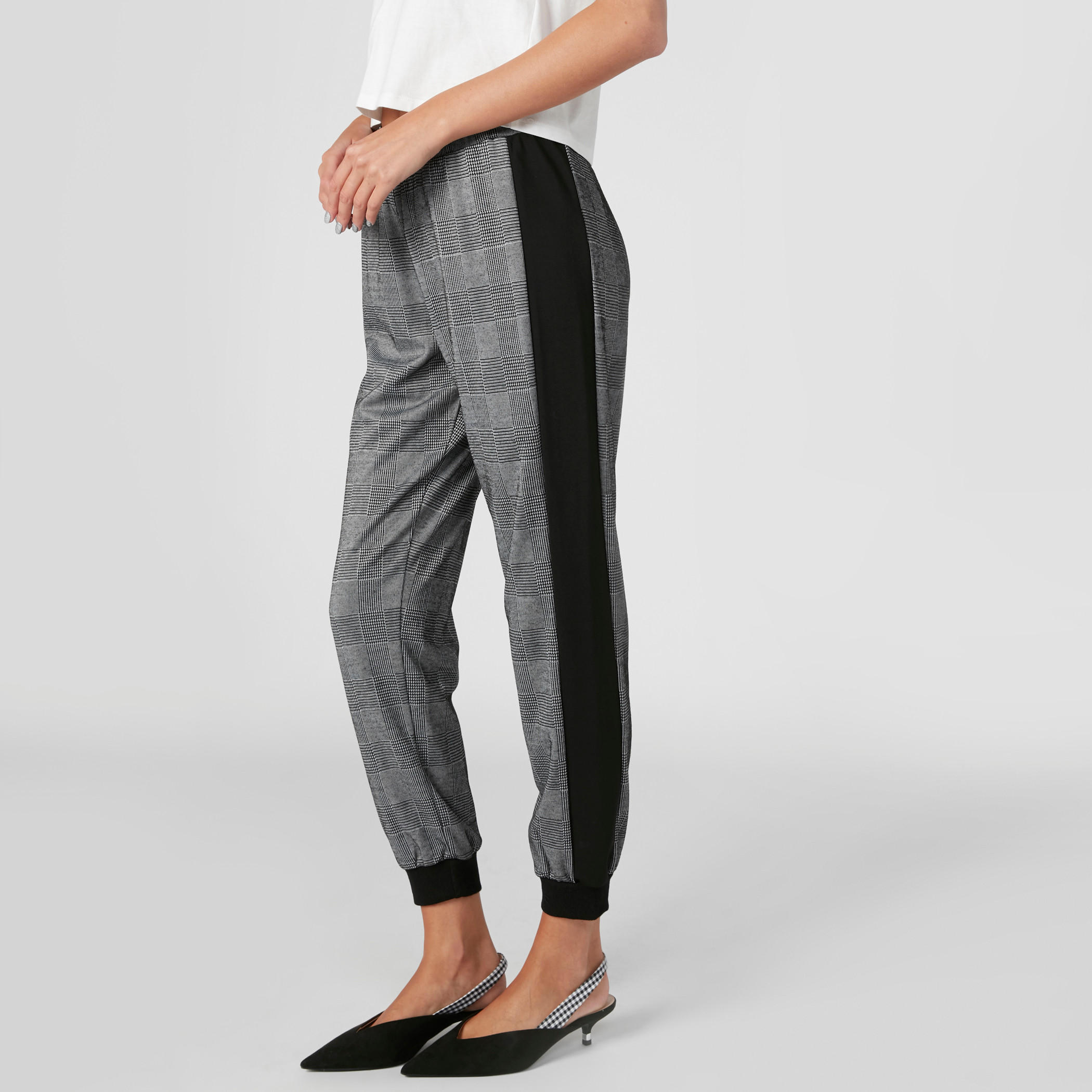 بنطال رياضي كاروهات بشريطة جانبية-women-clothing-bottoms-joggers-image-1