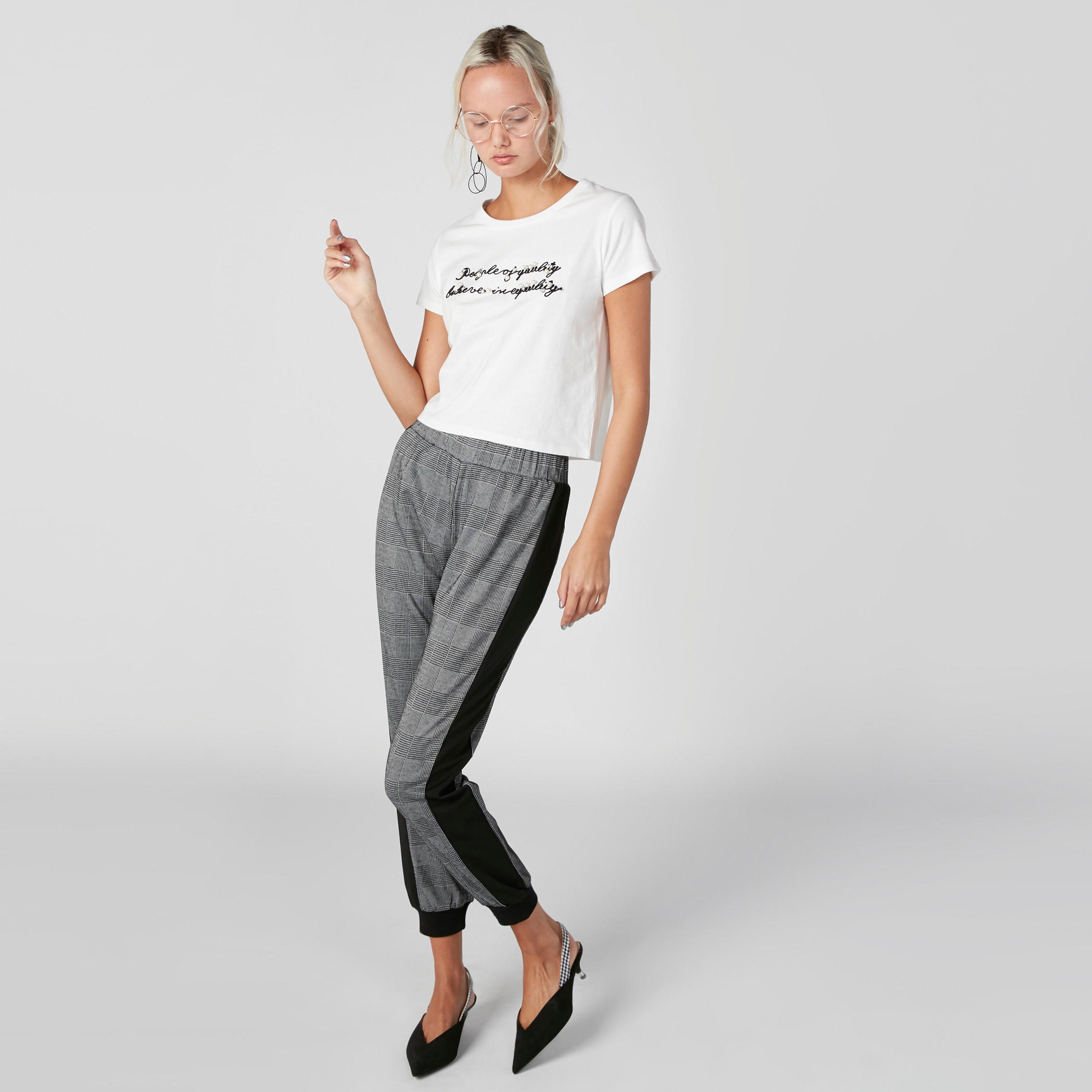 بنطال رياضي كاروهات بشريطة جانبية-women-clothing-bottoms-joggers-image-4