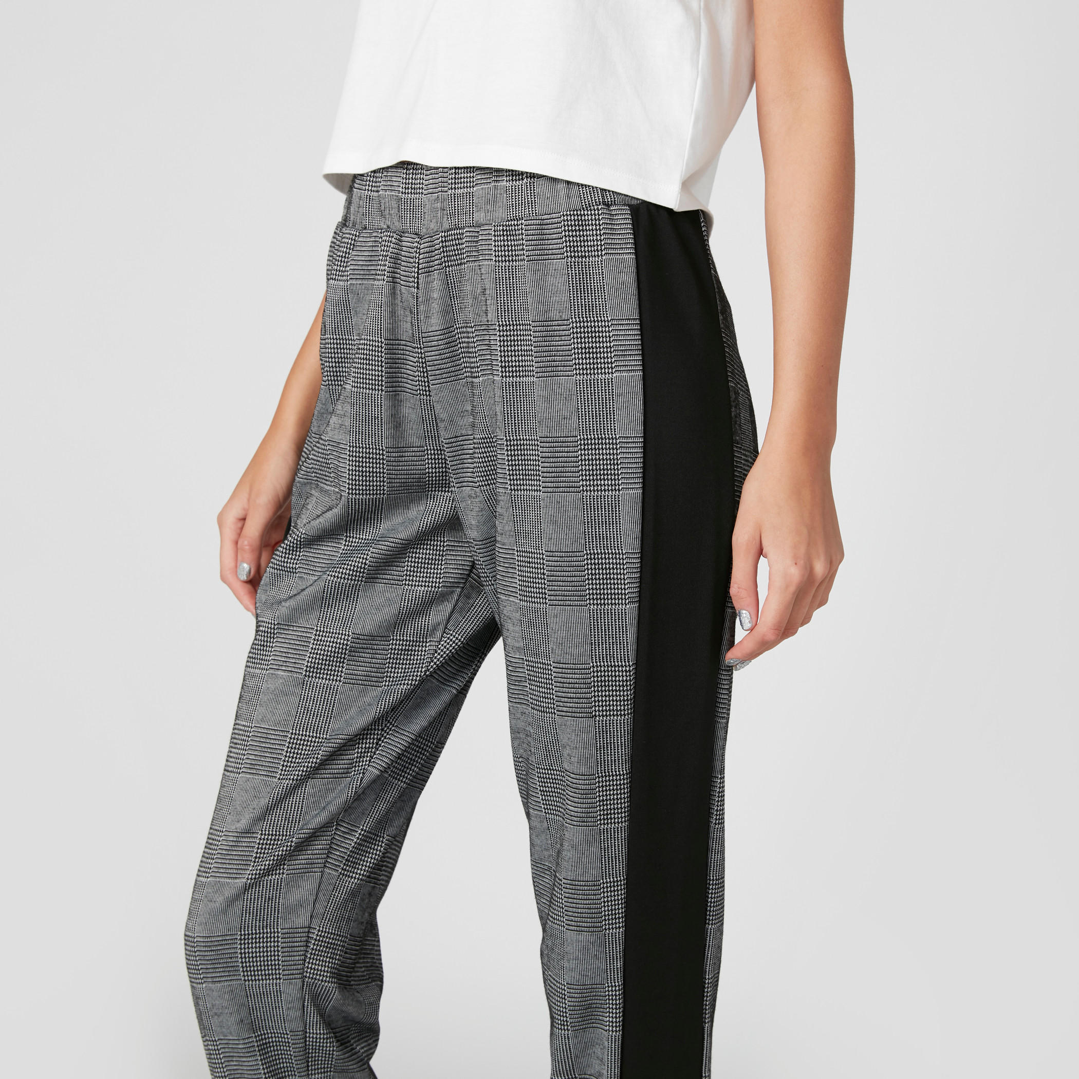 بنطال رياضي كاروهات بشريطة جانبية-women-clothing-bottoms-joggers-image-5