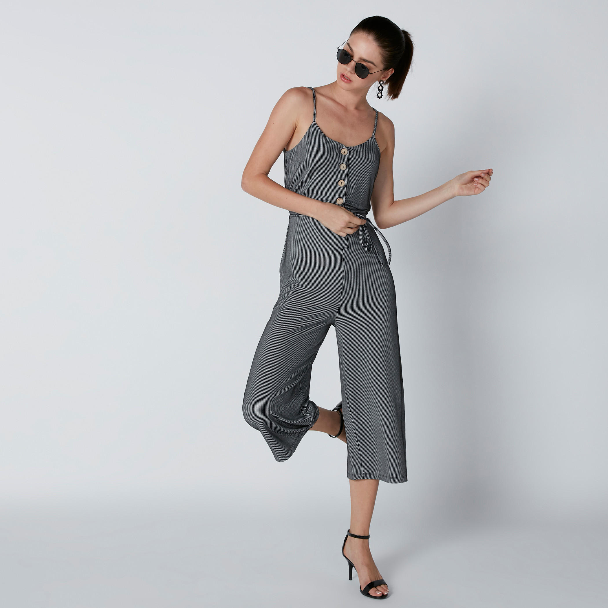 أفرول مقلّم دون أكمام بحمّالات رفيعة وحزام رباط-women-clothing-jumpsuits-image-1
