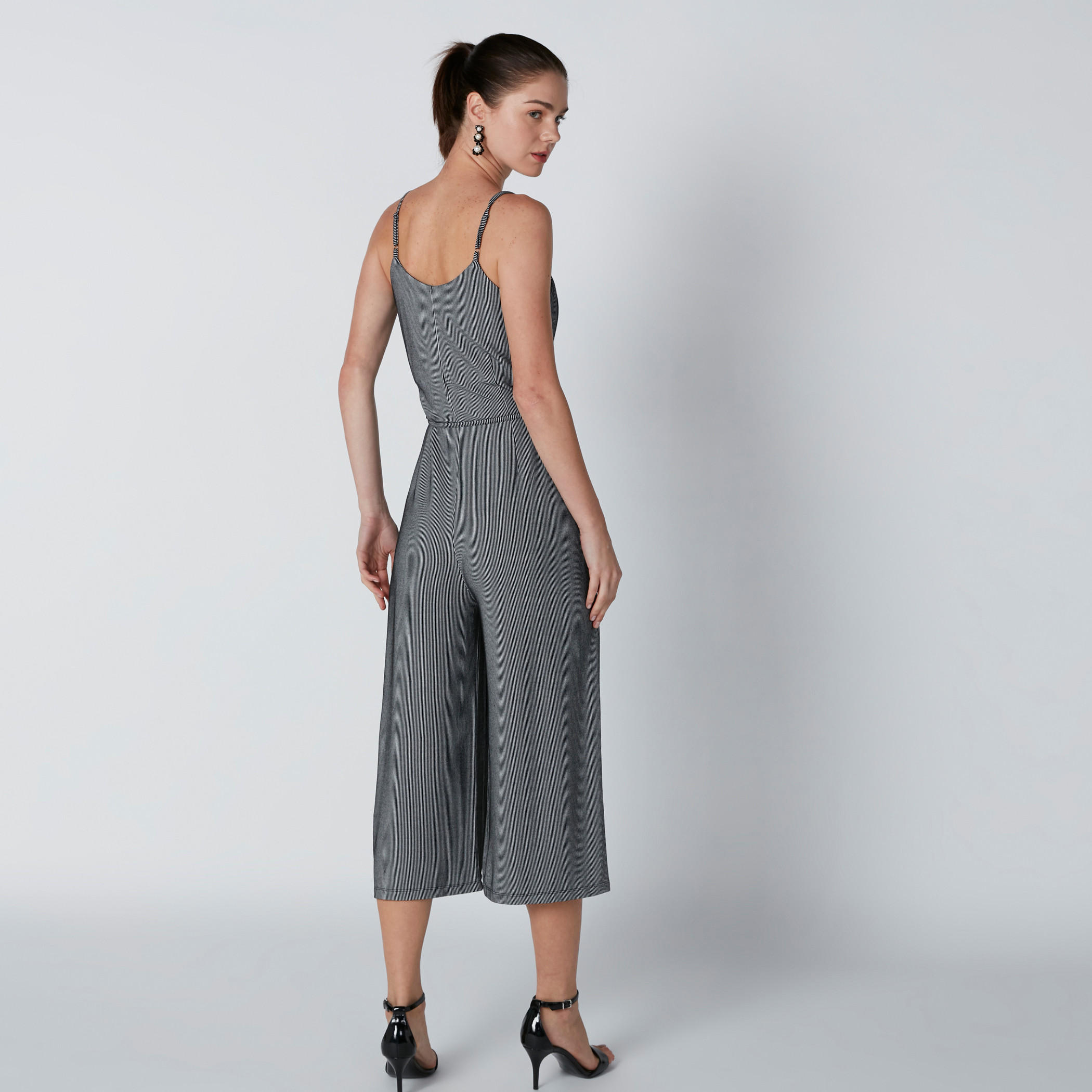 أفرول مقلّم دون أكمام بحمّالات رفيعة وحزام رباط-women-clothing-jumpsuits-image-2