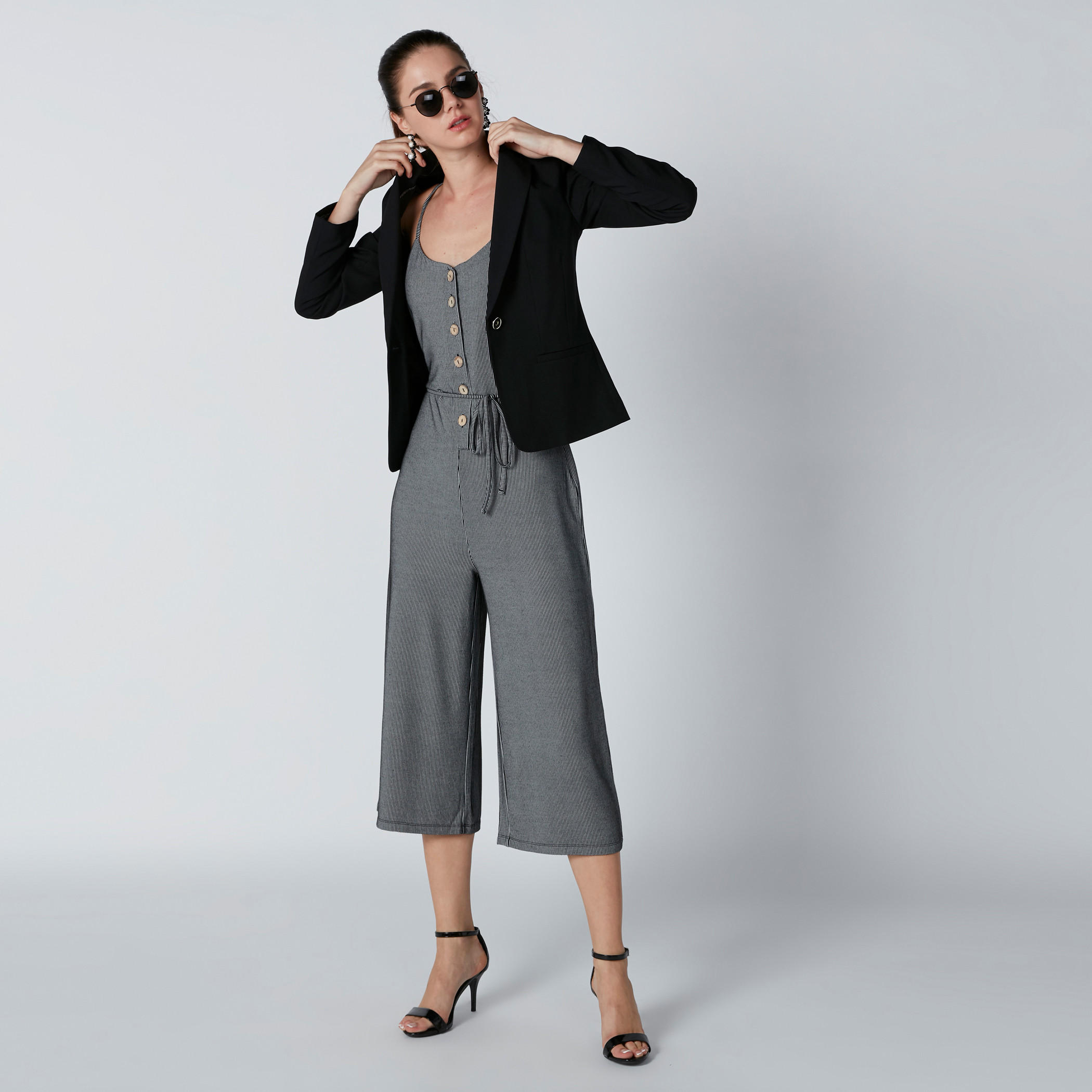 أفرول مقلّم دون أكمام بحمّالات رفيعة وحزام رباط-women-clothing-jumpsuits-image-3