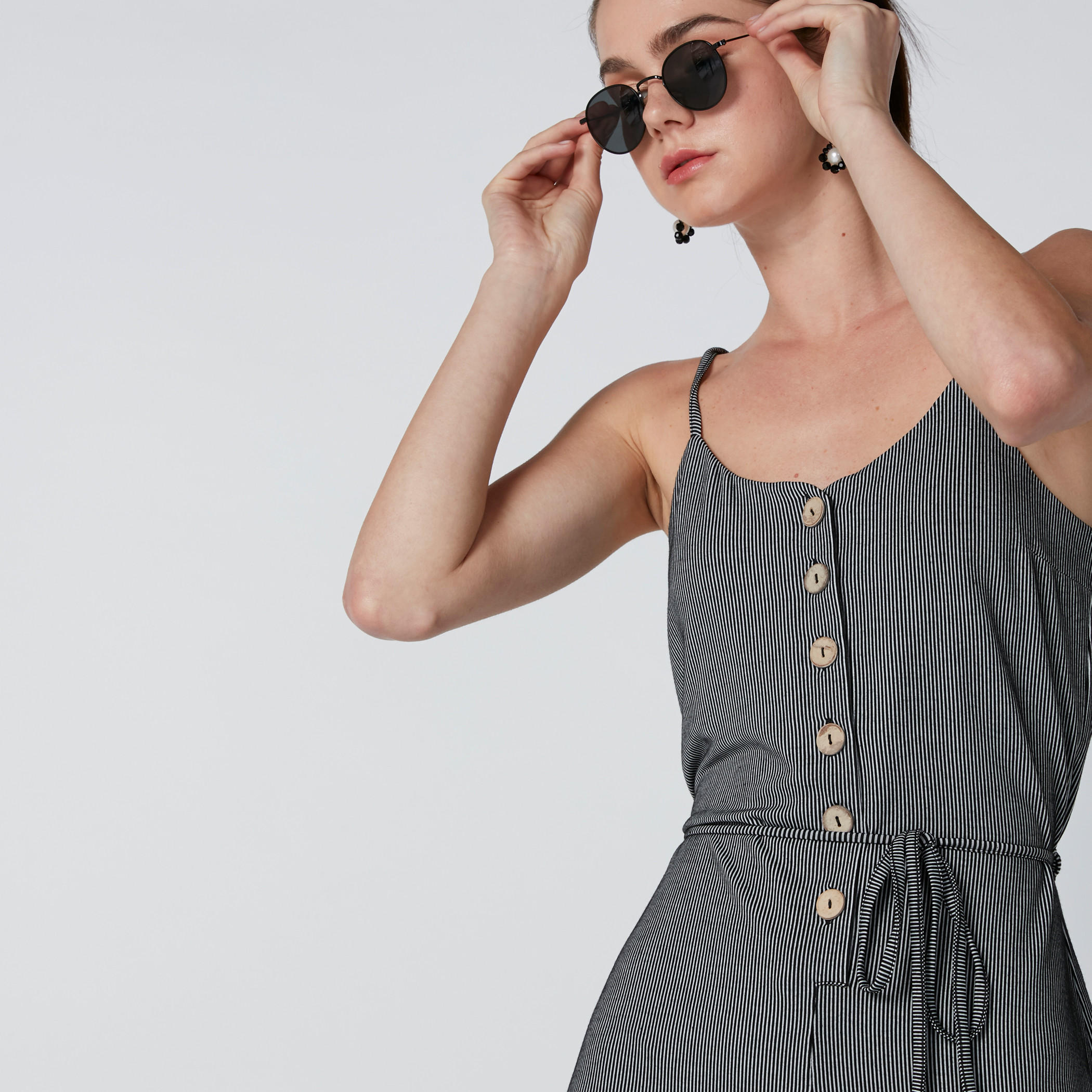 أفرول مقلّم دون أكمام بحمّالات رفيعة وحزام رباط-women-clothing-jumpsuits-image-4