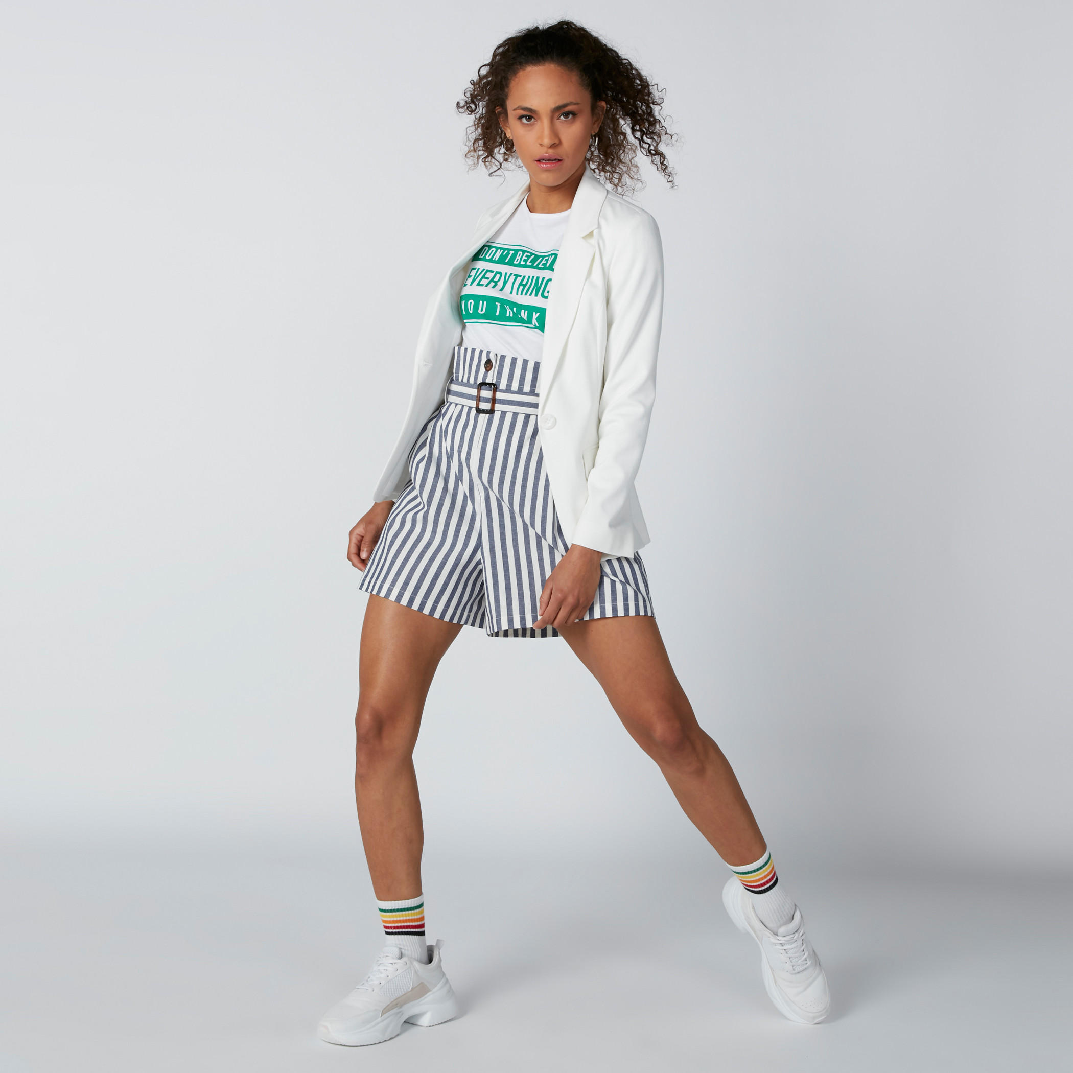 شورت مقلّم بقصّة عادية وخصر متوسط الارتفاع وجيوب-women-clothing-bottoms-shorts-image-1