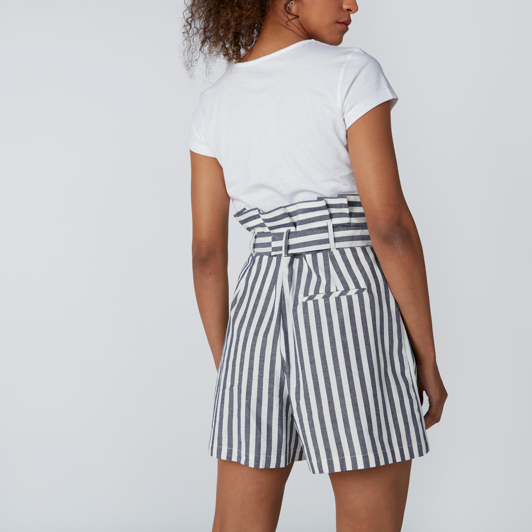 شورت مقلّم بقصّة عادية وخصر متوسط الارتفاع وجيوب-women-clothing-bottoms-shorts-image-2