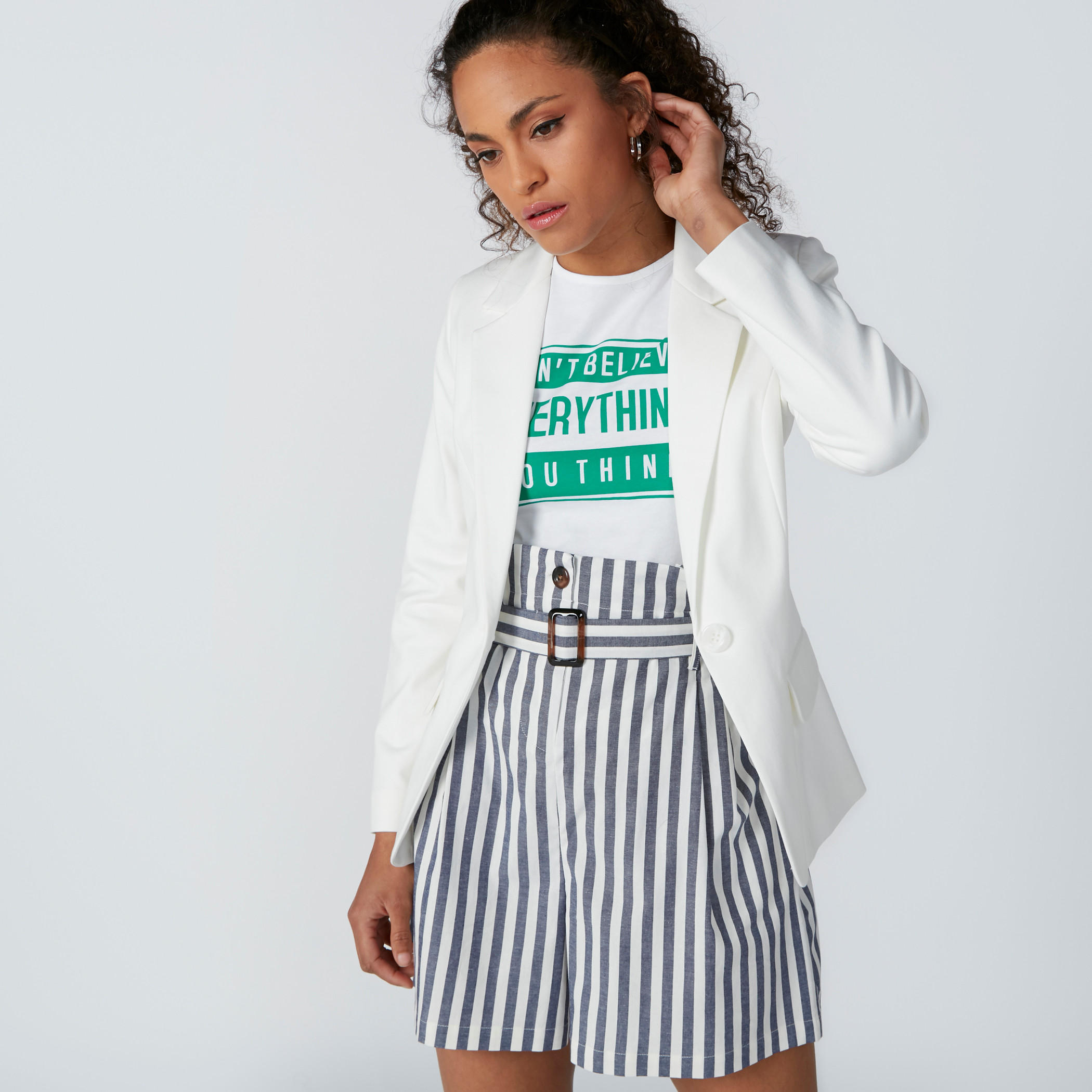 شورت مقلّم بقصّة عادية وخصر متوسط الارتفاع وجيوب-women-clothing-bottoms-shorts-image-6