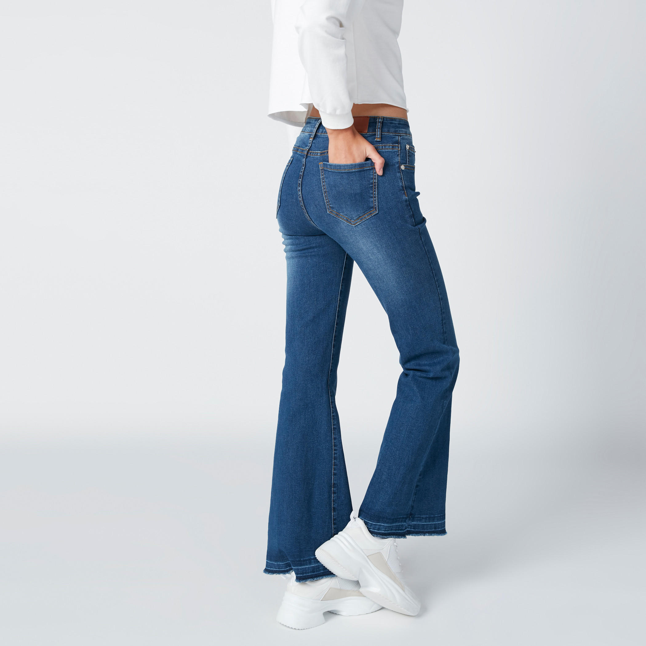 بنطلون جينز واسع بخصر متوسط الارتفاع وتفاصيل جيوب-women-clothing-bottoms-jeans-image-2