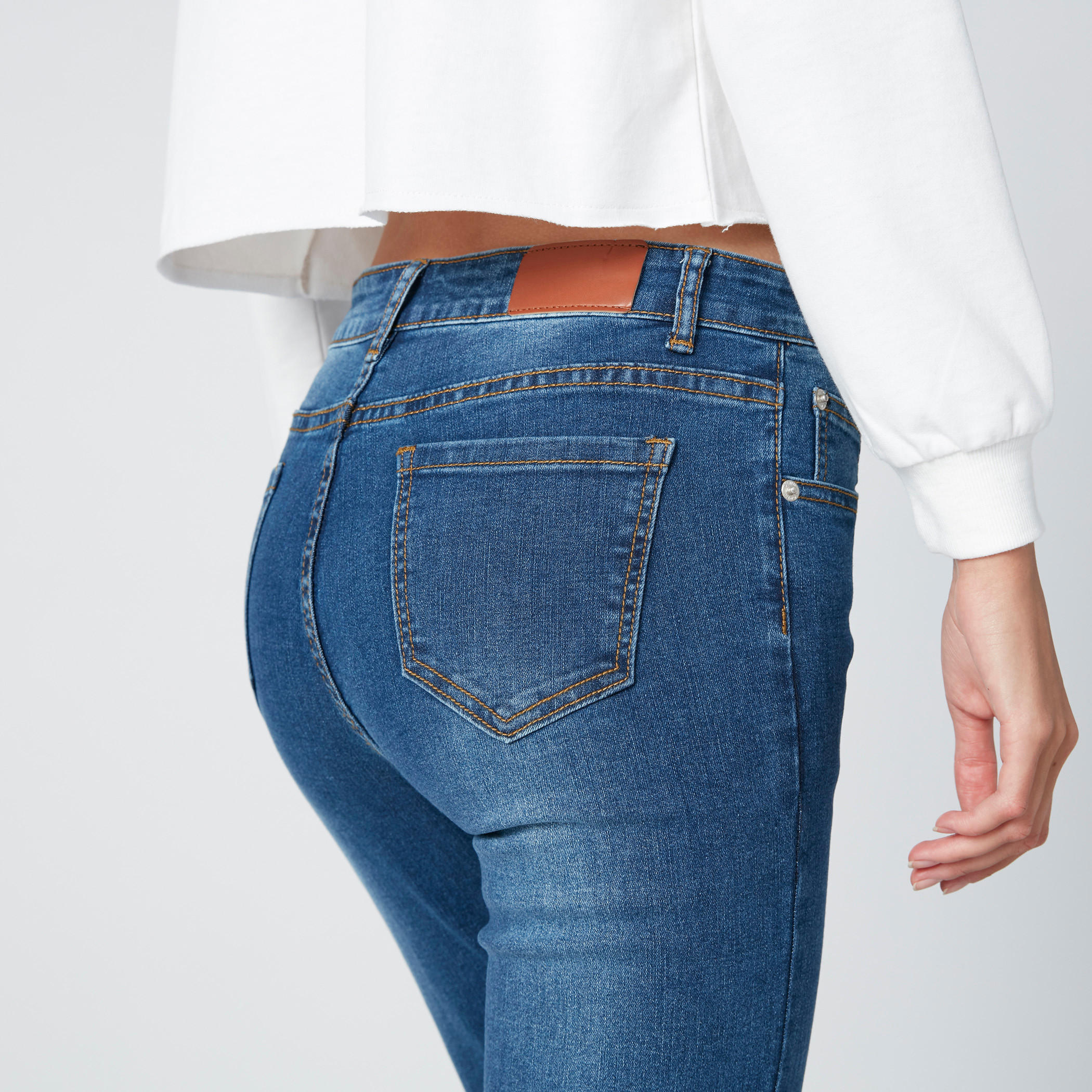 بنطلون جينز واسع بخصر متوسط الارتفاع وتفاصيل جيوب-women-clothing-bottoms-jeans-image-4