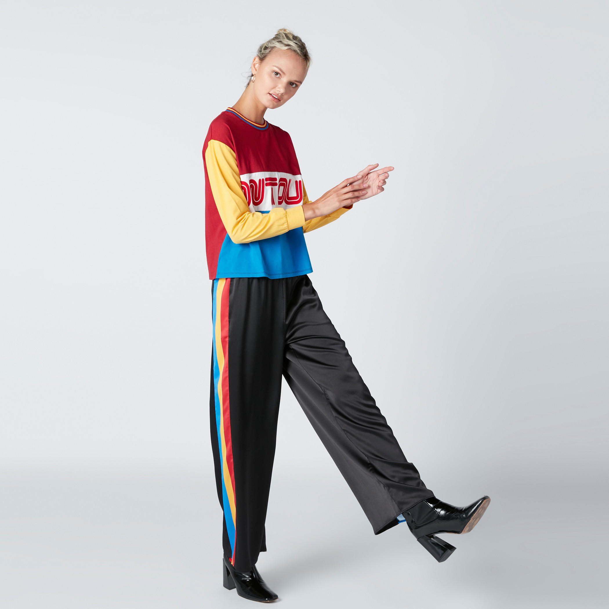 بلوزة قصيرة بأكمام طويلة ونقش مطبوع-women-clothing-tshirts-image-1