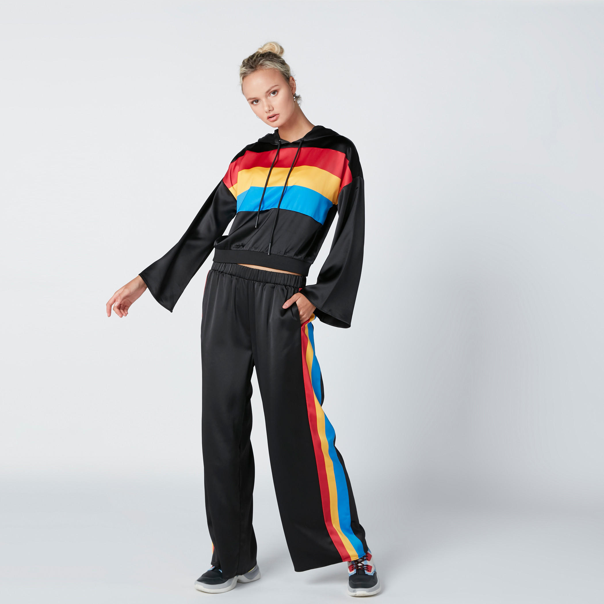 بلوزة قصيرة بقبّعة وحواف أساور وأكمام واسعة-women-winterwear-hoodiesandsweatshirts-hoodies-image-2