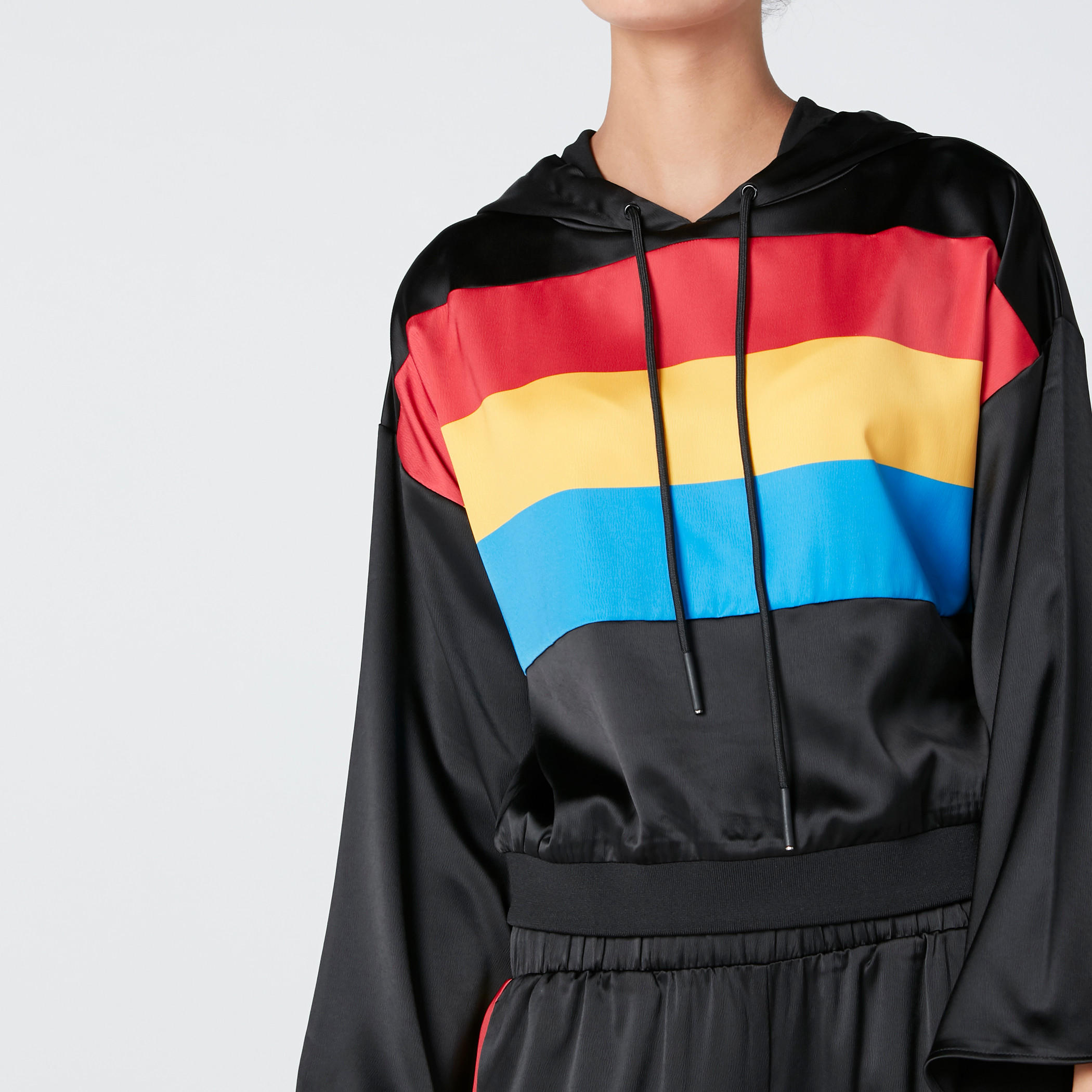 بلوزة قصيرة بقبّعة وحواف أساور وأكمام واسعة-women-winterwear-hoodiesandsweatshirts-hoodies-image-1