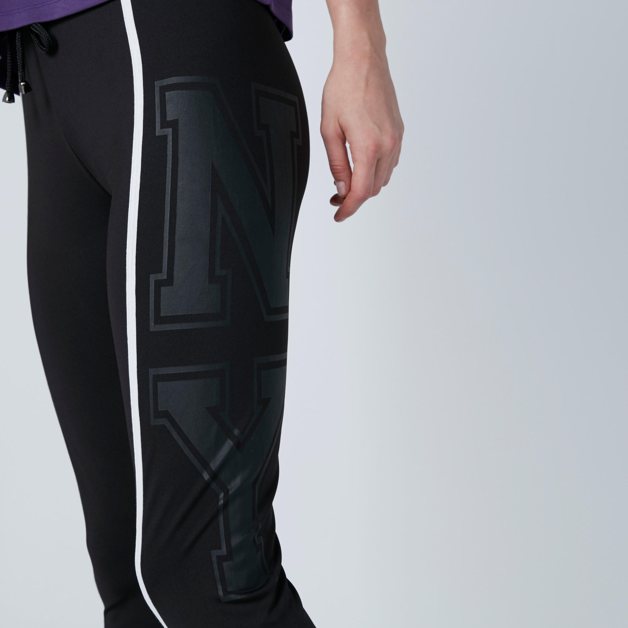 بنطال برباط وطبعات جرافيك-women-clothing-bottoms-leggings-image-1