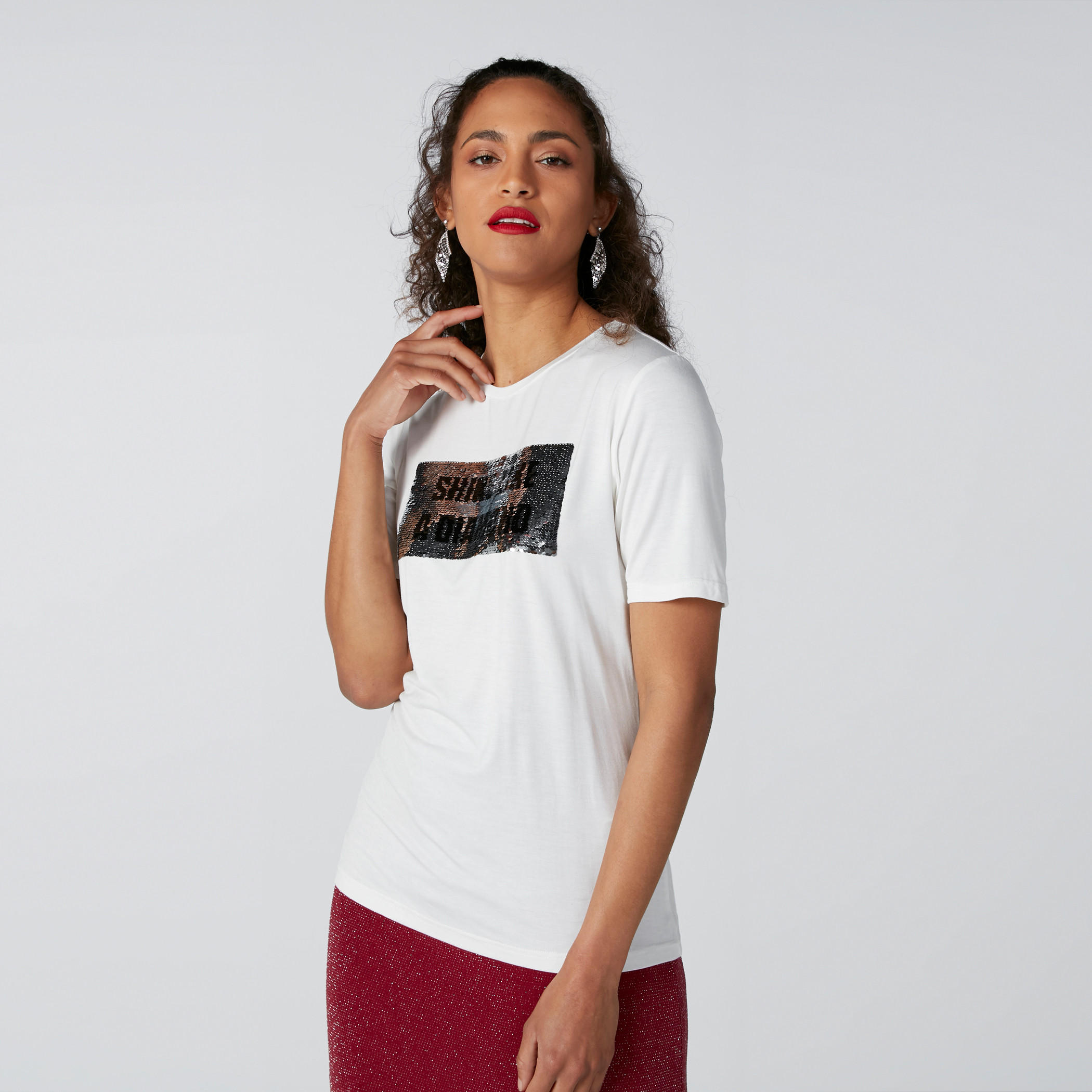 تيشيرت بياقة مستديرة وأكمام قصيرة وتفاصيل ترتر-women-clothing-tshirts-image-1