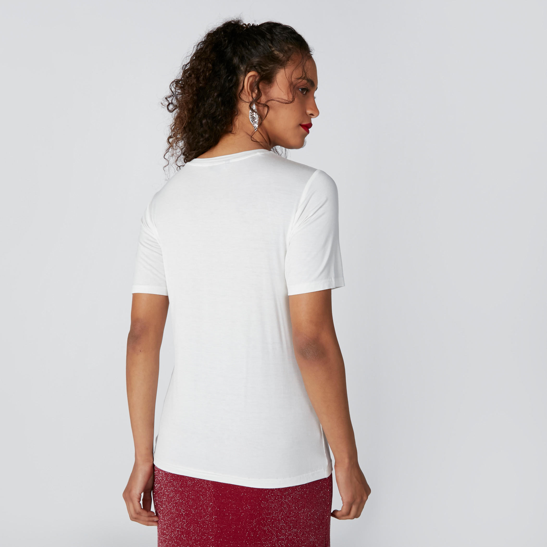 تيشيرت بياقة مستديرة وأكمام قصيرة وتفاصيل ترتر-women-clothing-tshirts-image-2