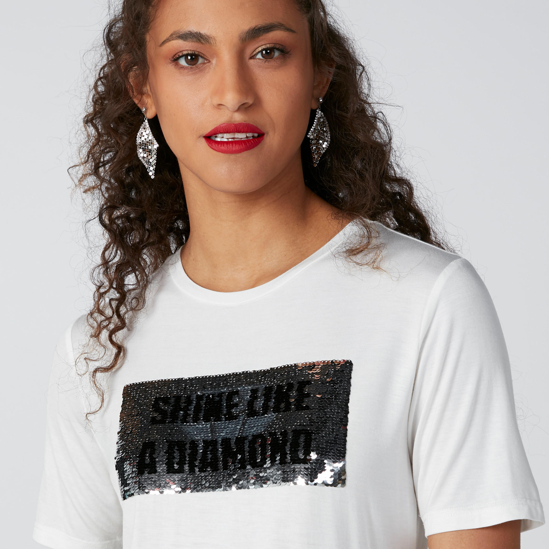 تيشيرت بياقة مستديرة وأكمام قصيرة وتفاصيل ترتر-women-clothing-tshirts-image-4