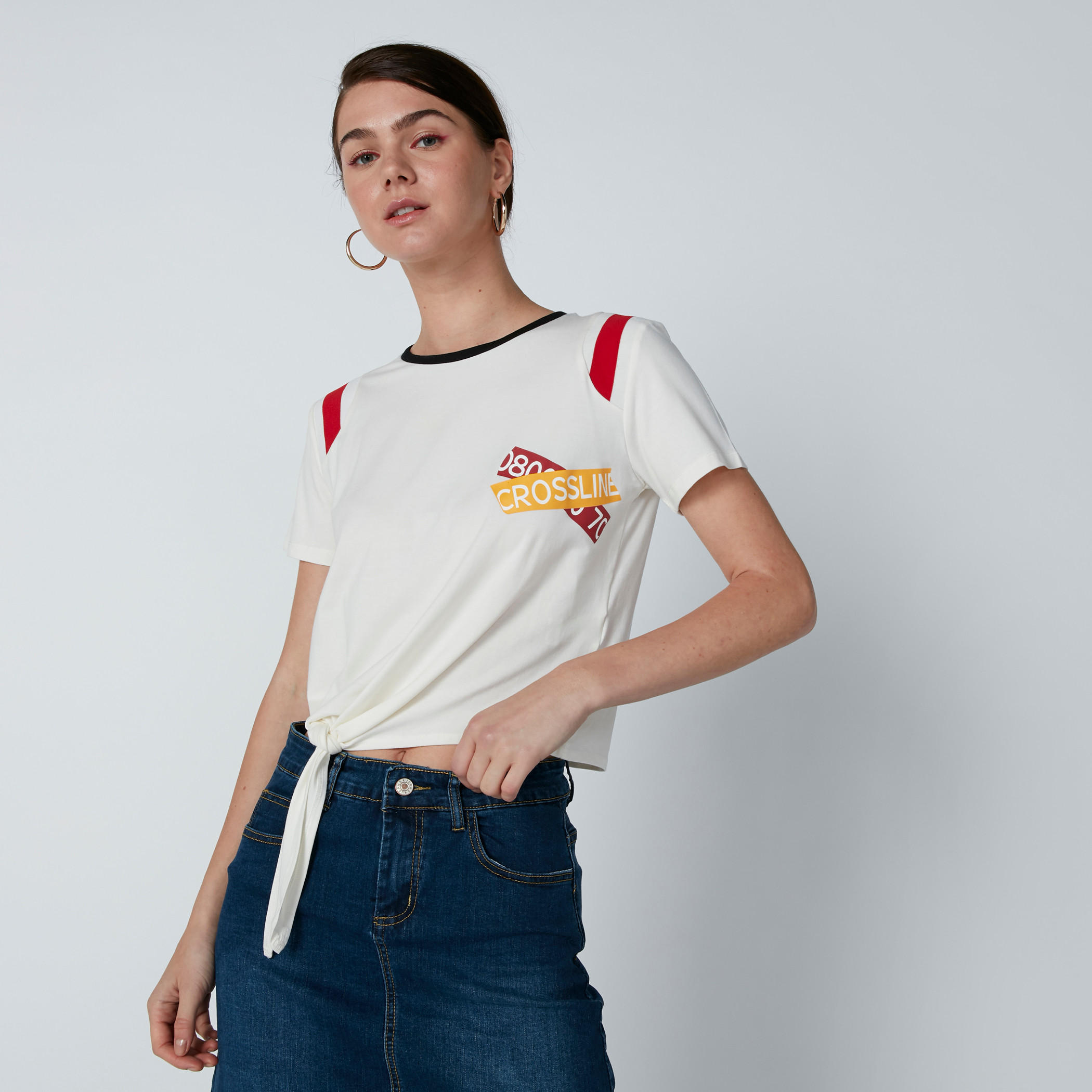 بلوزة قصيرة بأكمام قصيرة ورباط وطبعات جرافيك-women-clothing-tshirts-image-1
