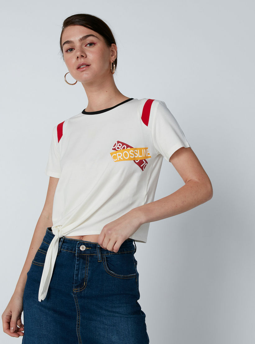 بلوزة قصيرة بأكمام قصيرة ورباط وطبعات جرافيك-women-clothing-tshirts-image-1